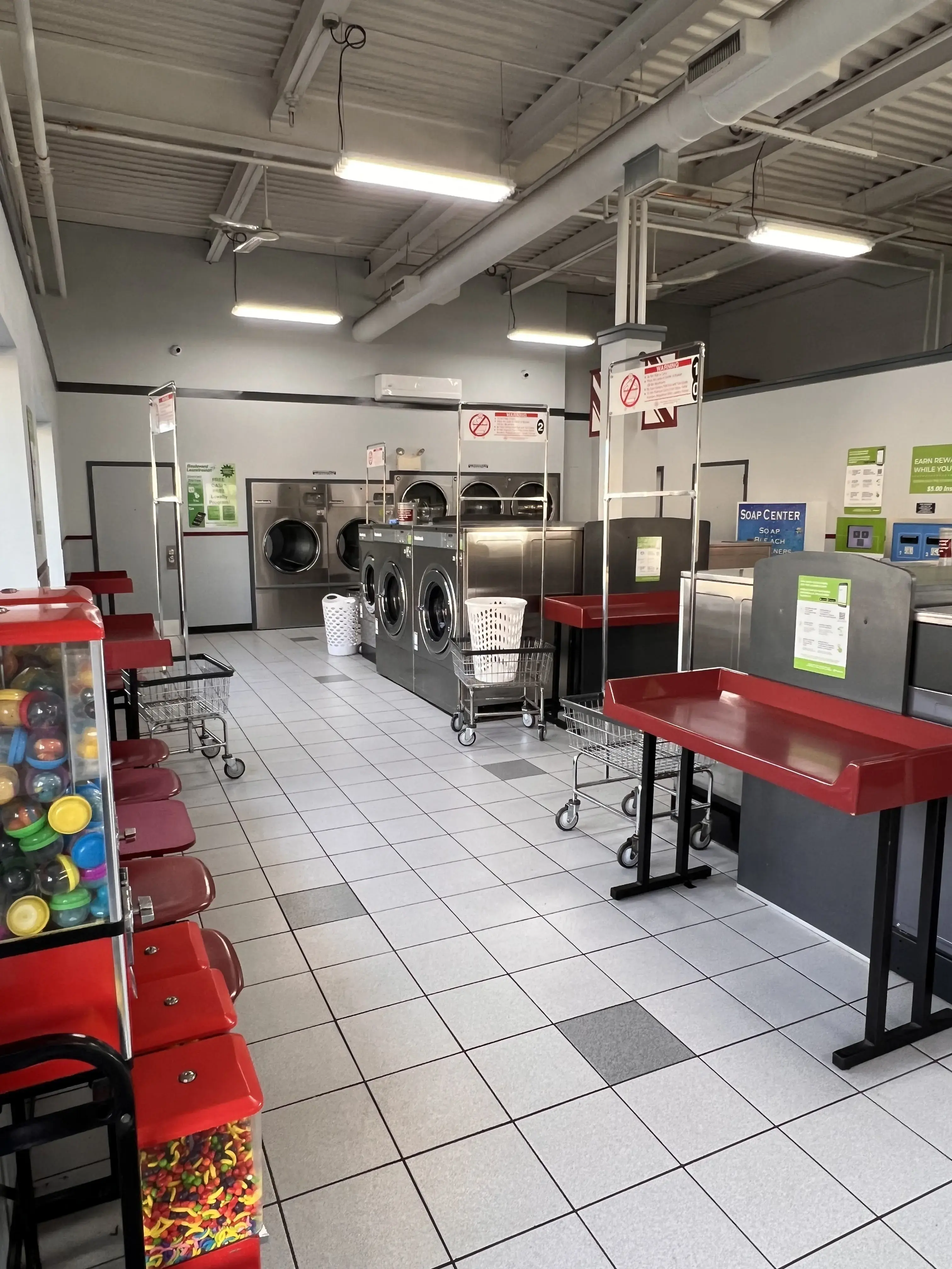 Boulevard Laundromat - Image 18
