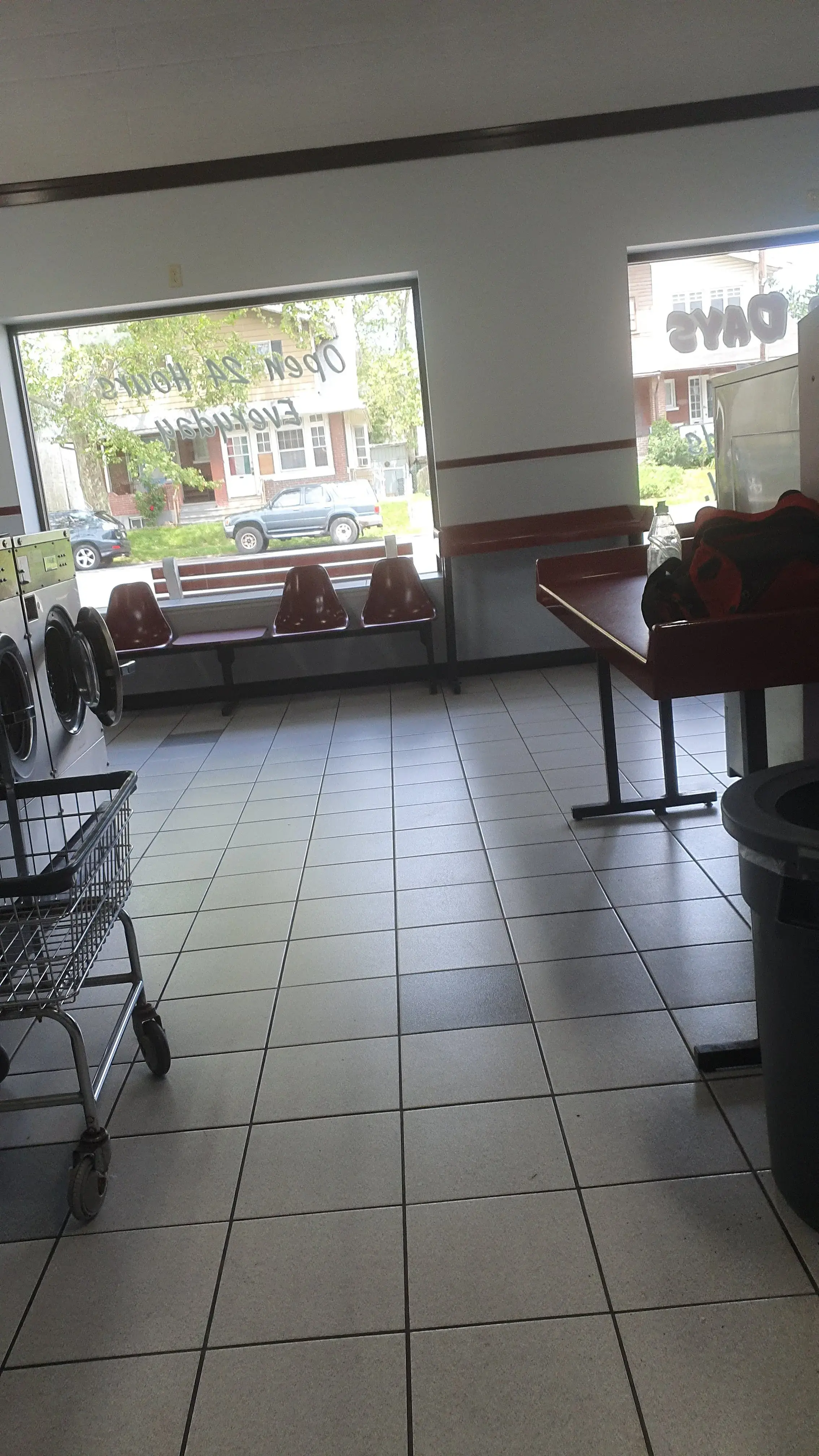 Boulevard Laundromat - Image 16