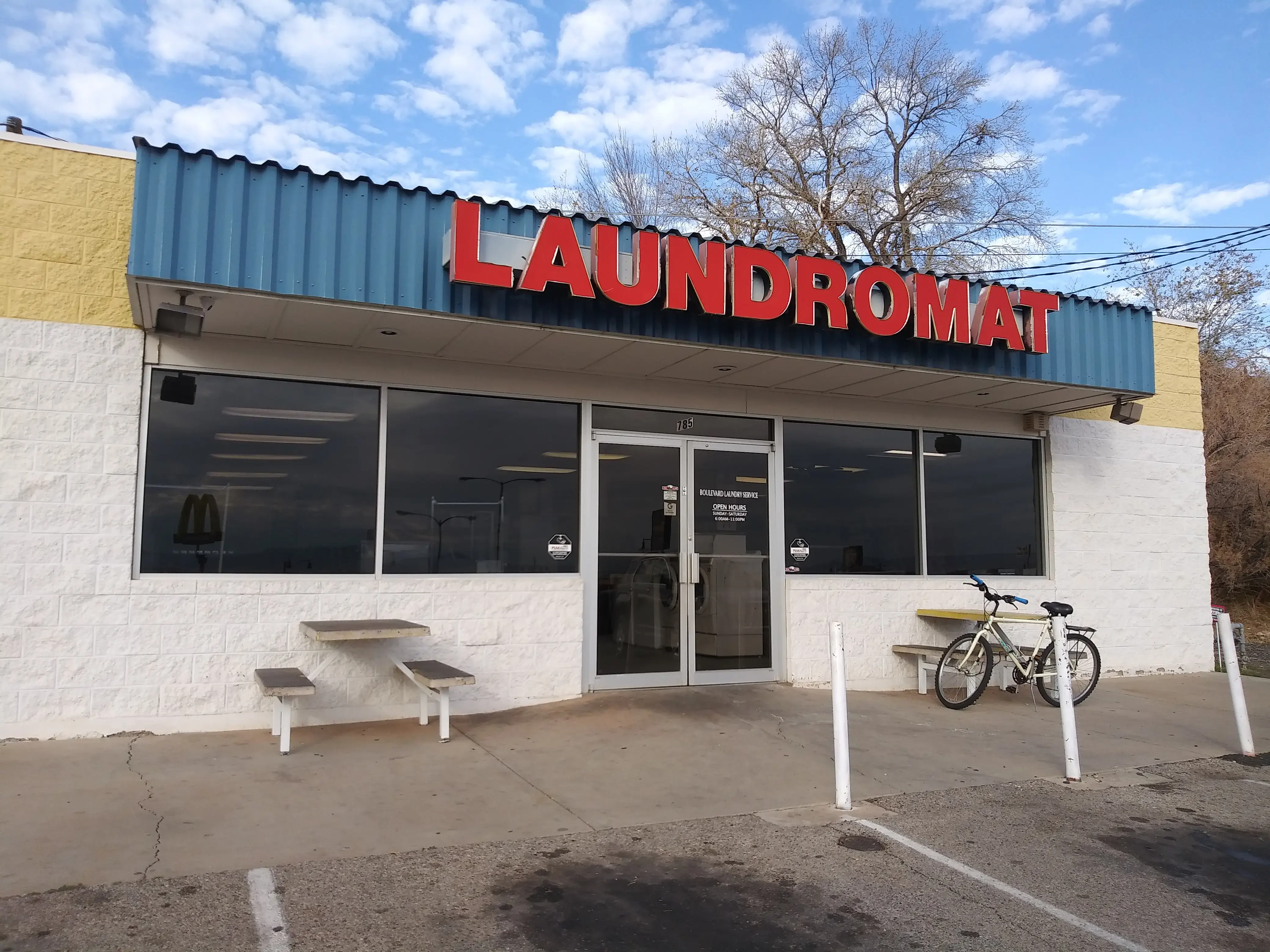 Boulevard Laundromat - Image 6
