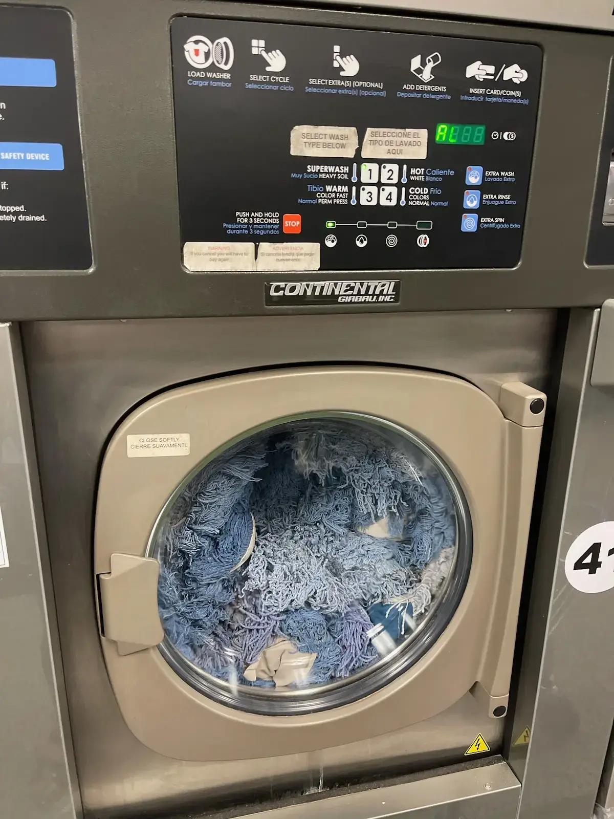 Boulevard Laundromat - Image 9