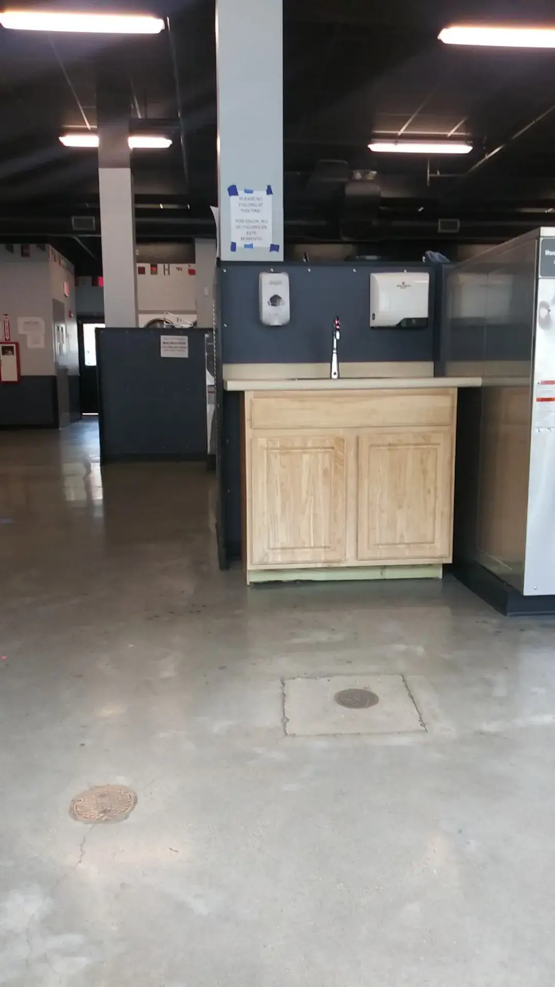 Breezes Laundromat - Image 3