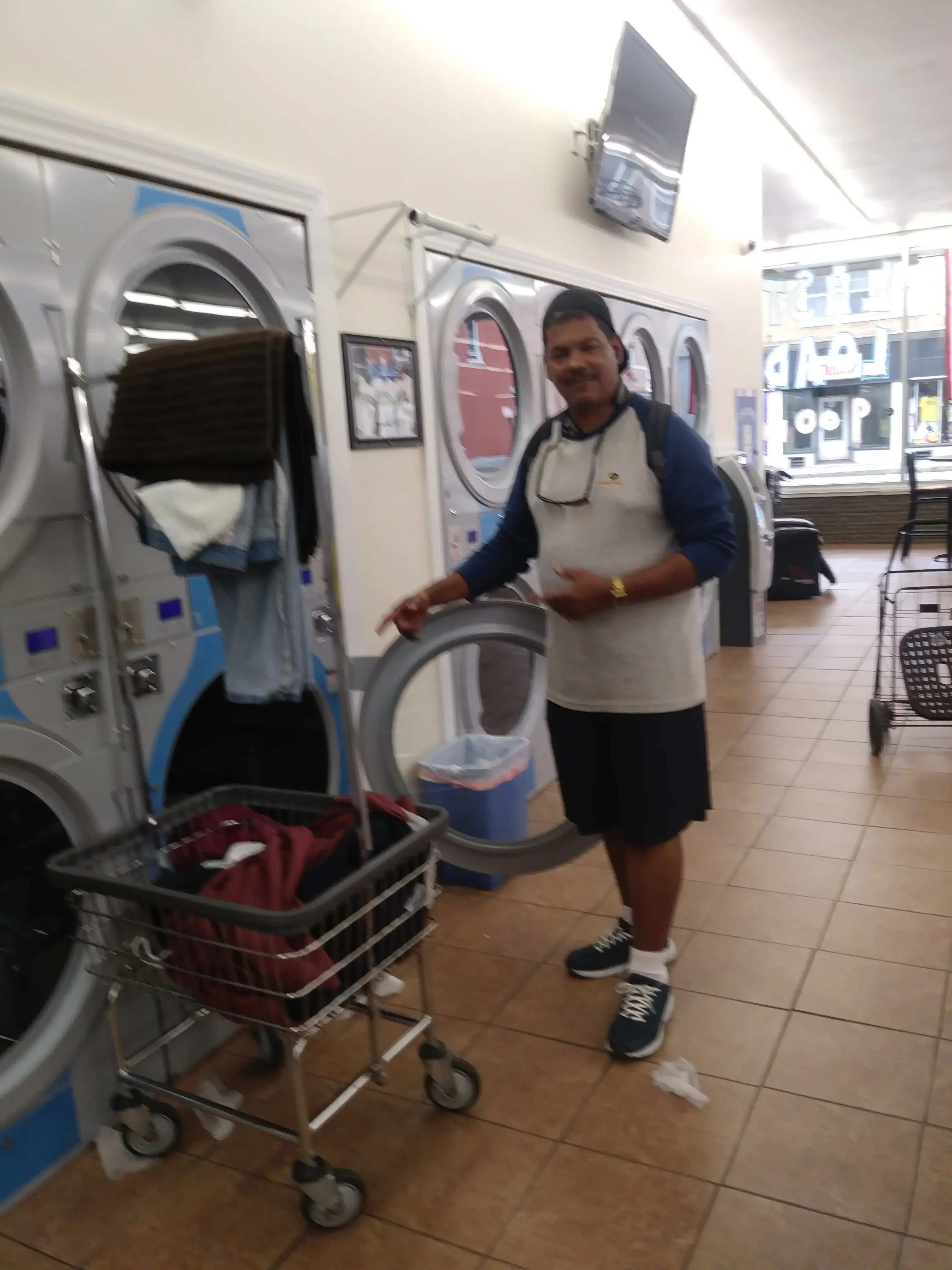 Bright Bubble Laundromat thumbnail 13