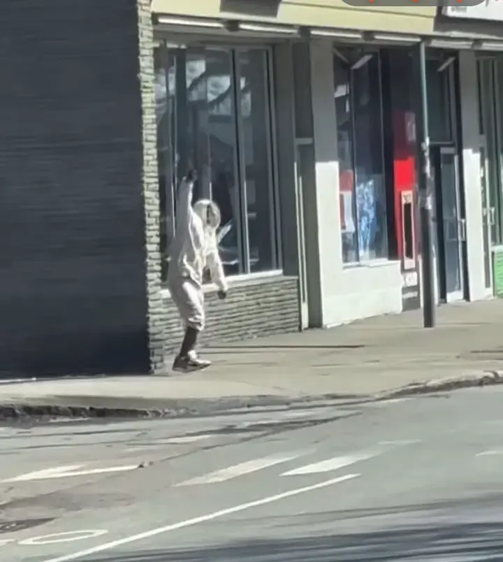 Bright Bubble Laundromat - Image 12