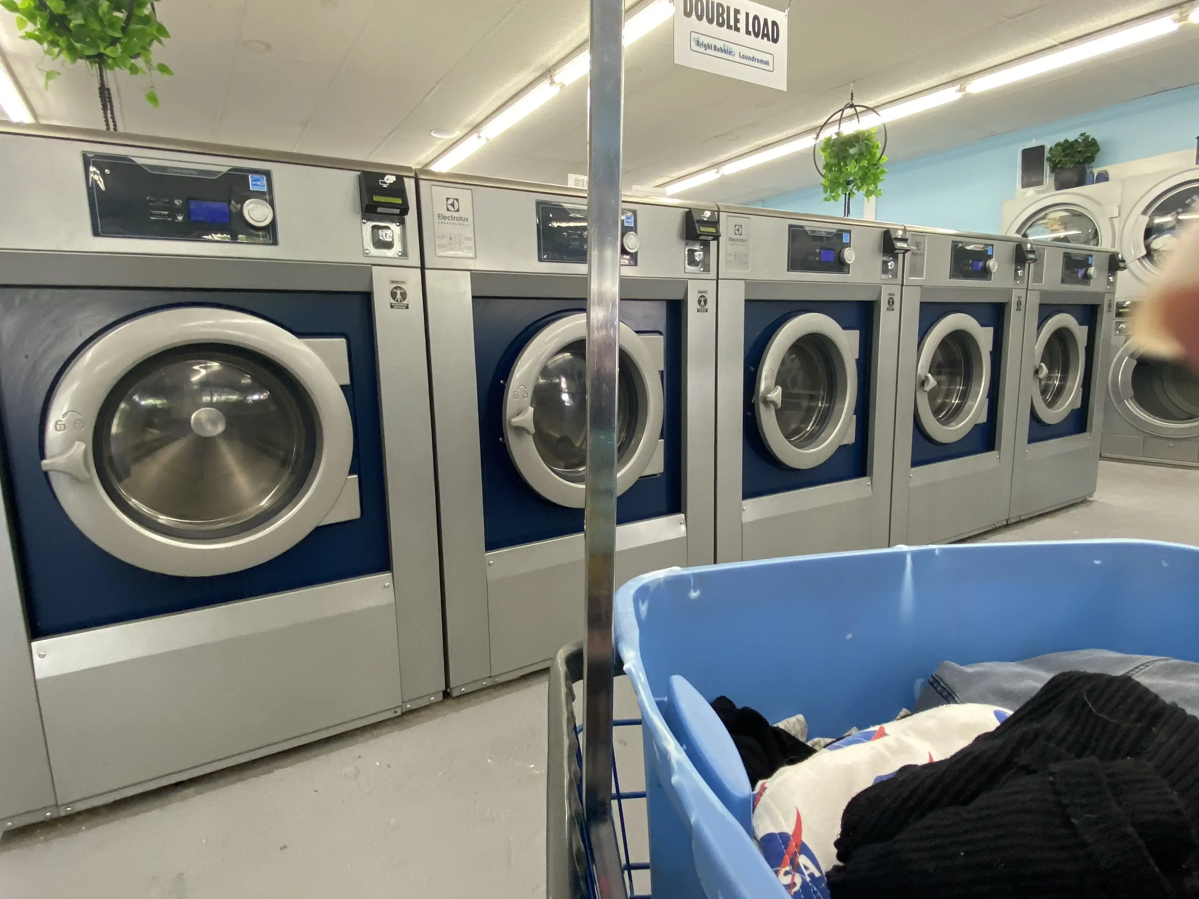 Bright Bubble Laundromat - Image 1