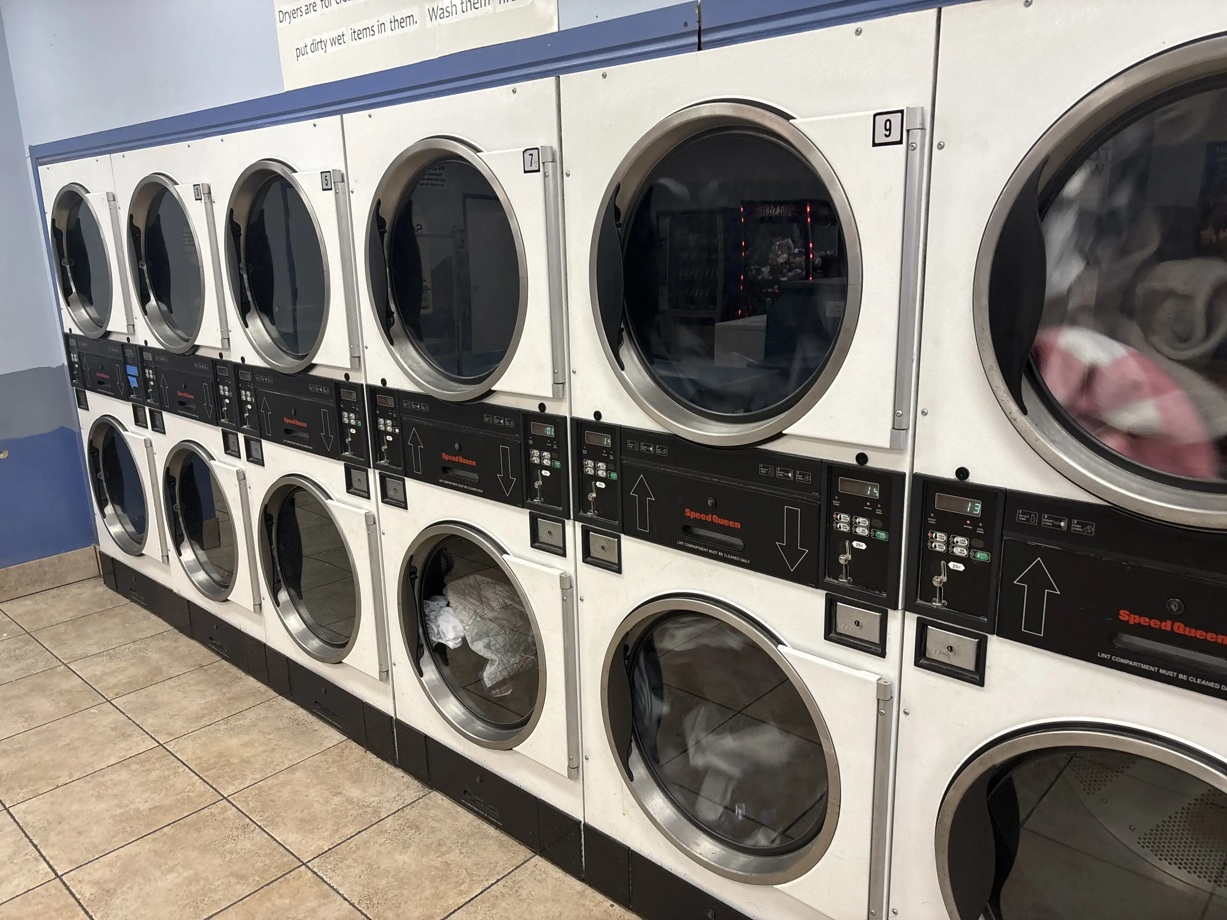 Bright & Clean Laundromat thumbnail 1