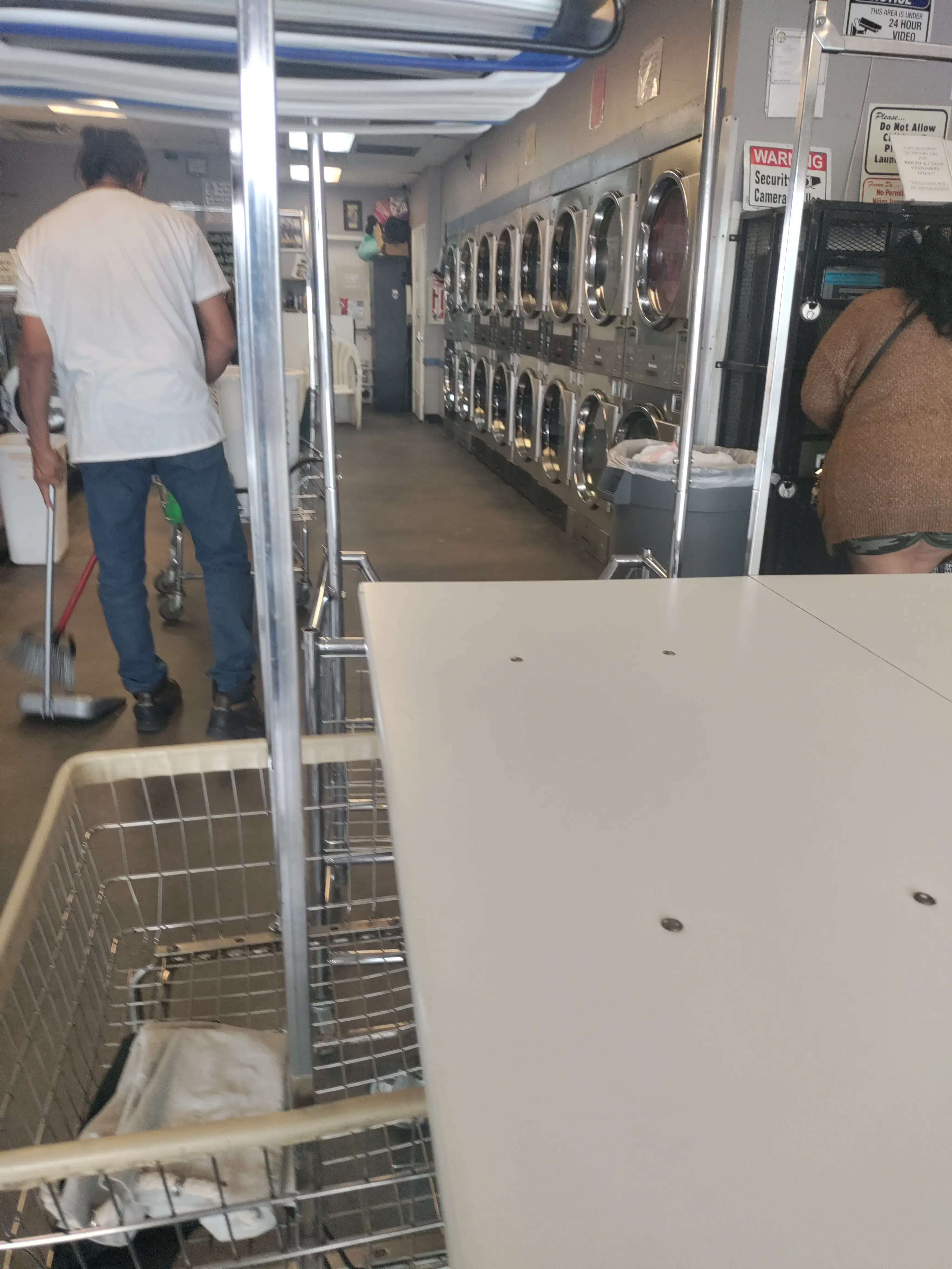 Bright & Clean Tolleson Laundromat - Image 17