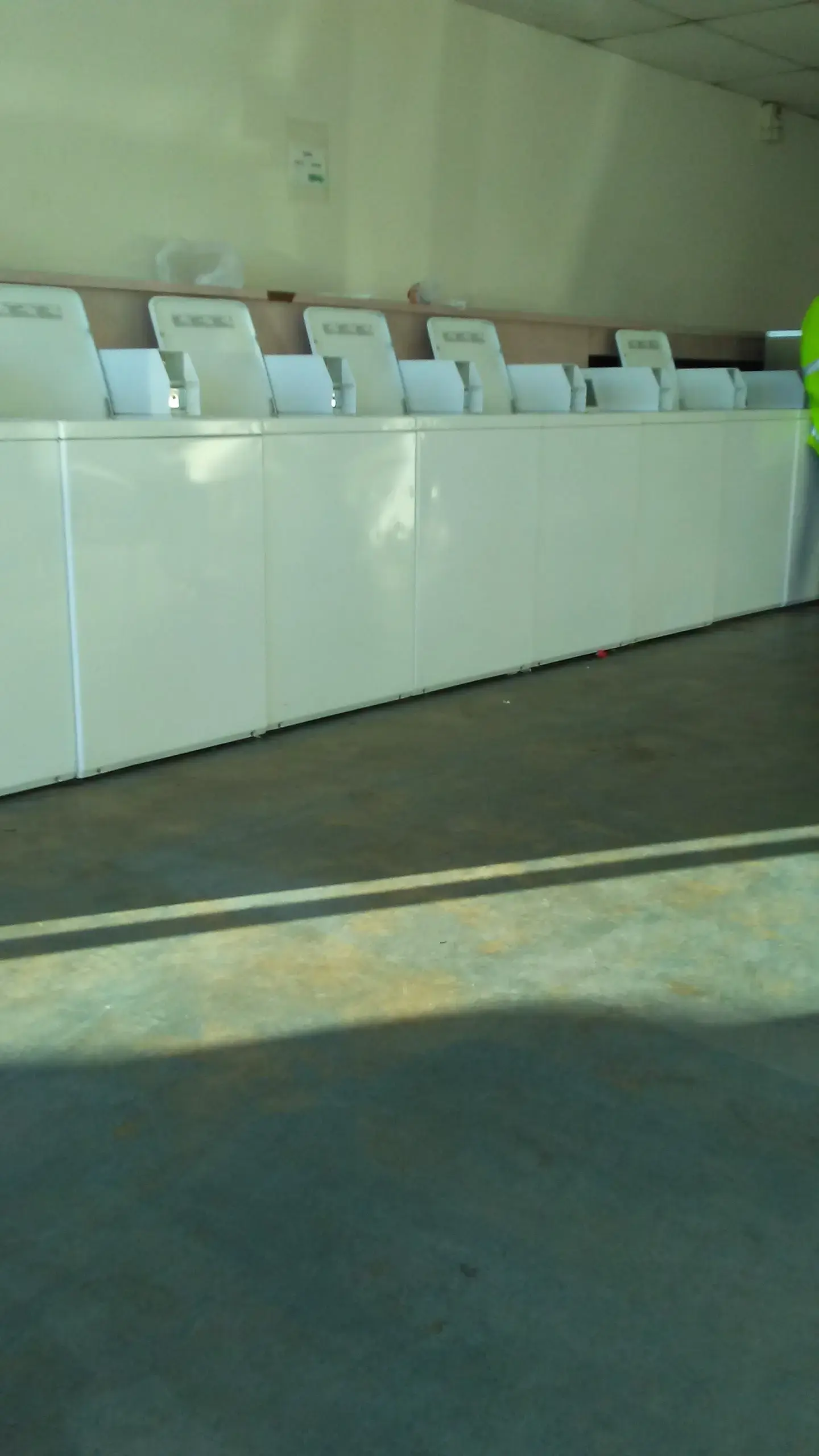 Bright & Clean Tolleson Laundromat - Image 18