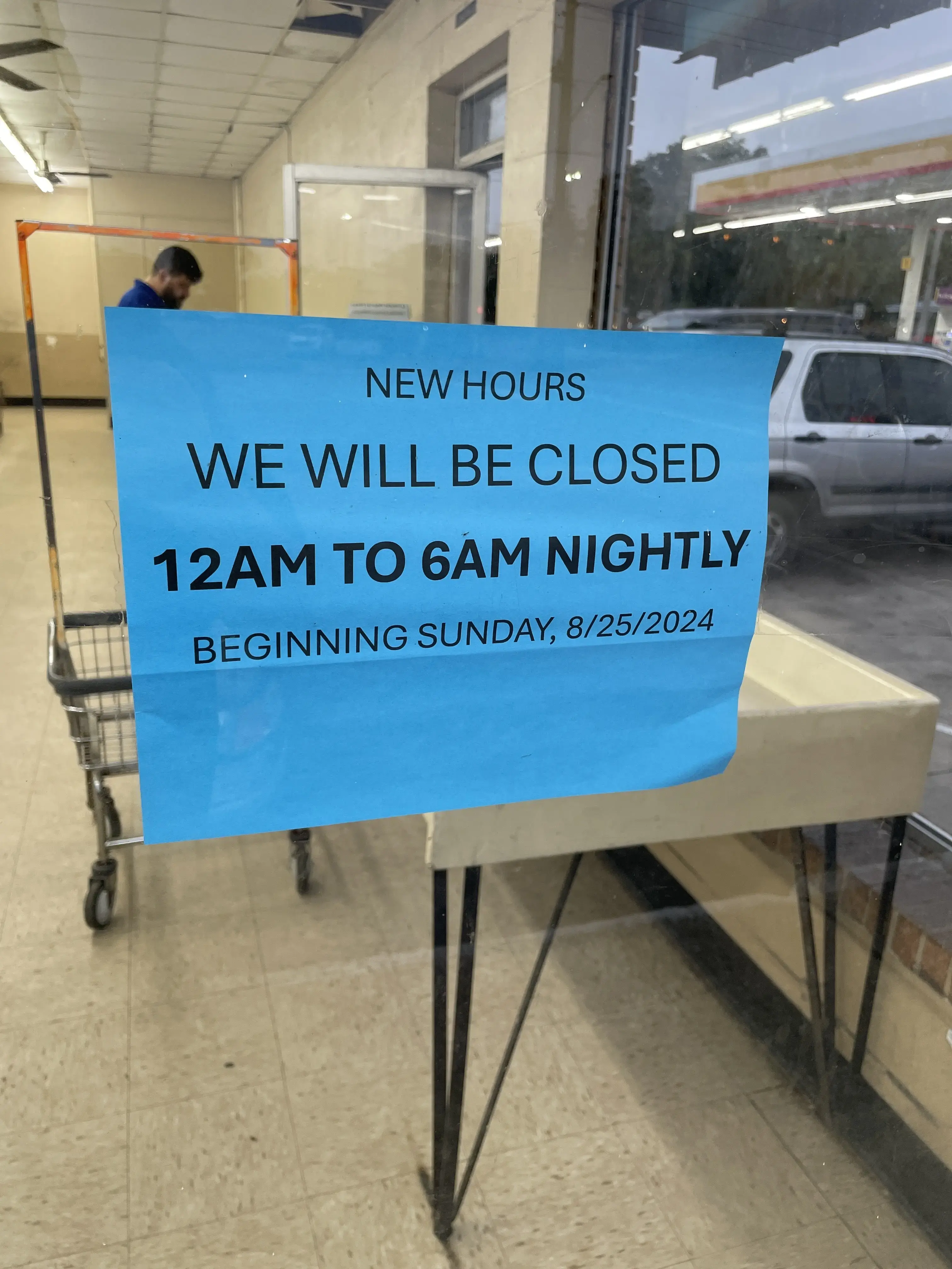 Bright & White LAUNDROMAT thumbnail 2