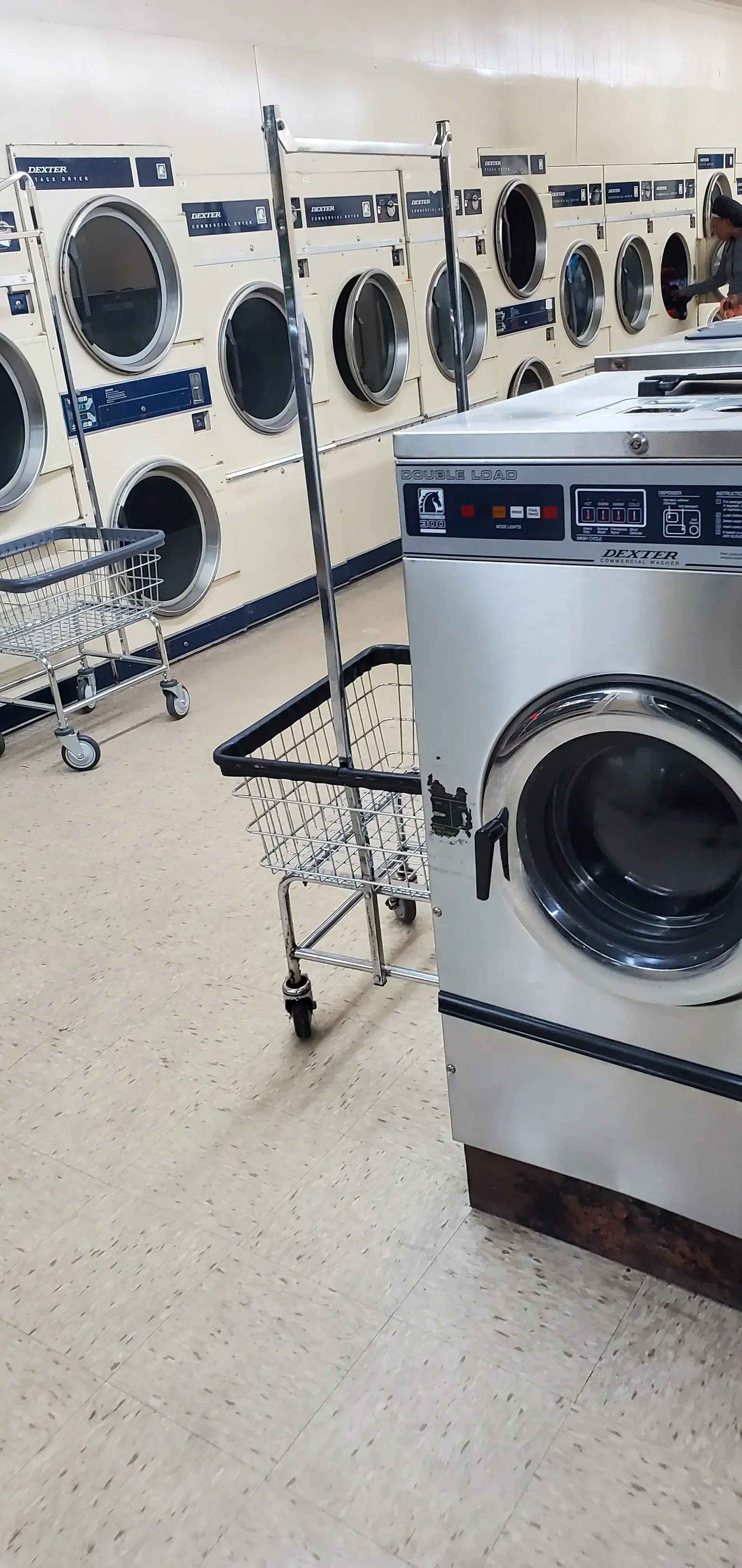 Bright & White LAUNDROMAT thumbnail 3