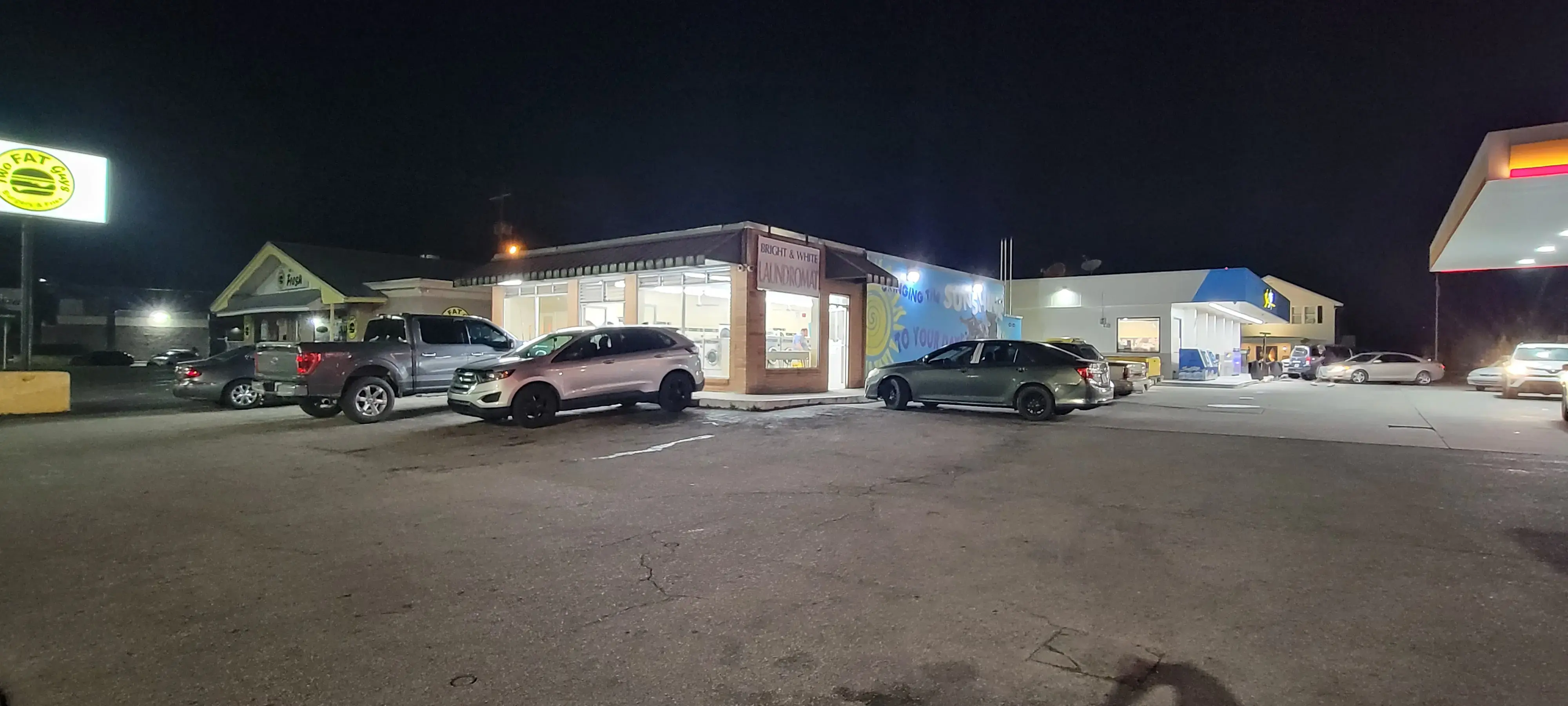 Bright & White LAUNDROMAT thumbnail 7