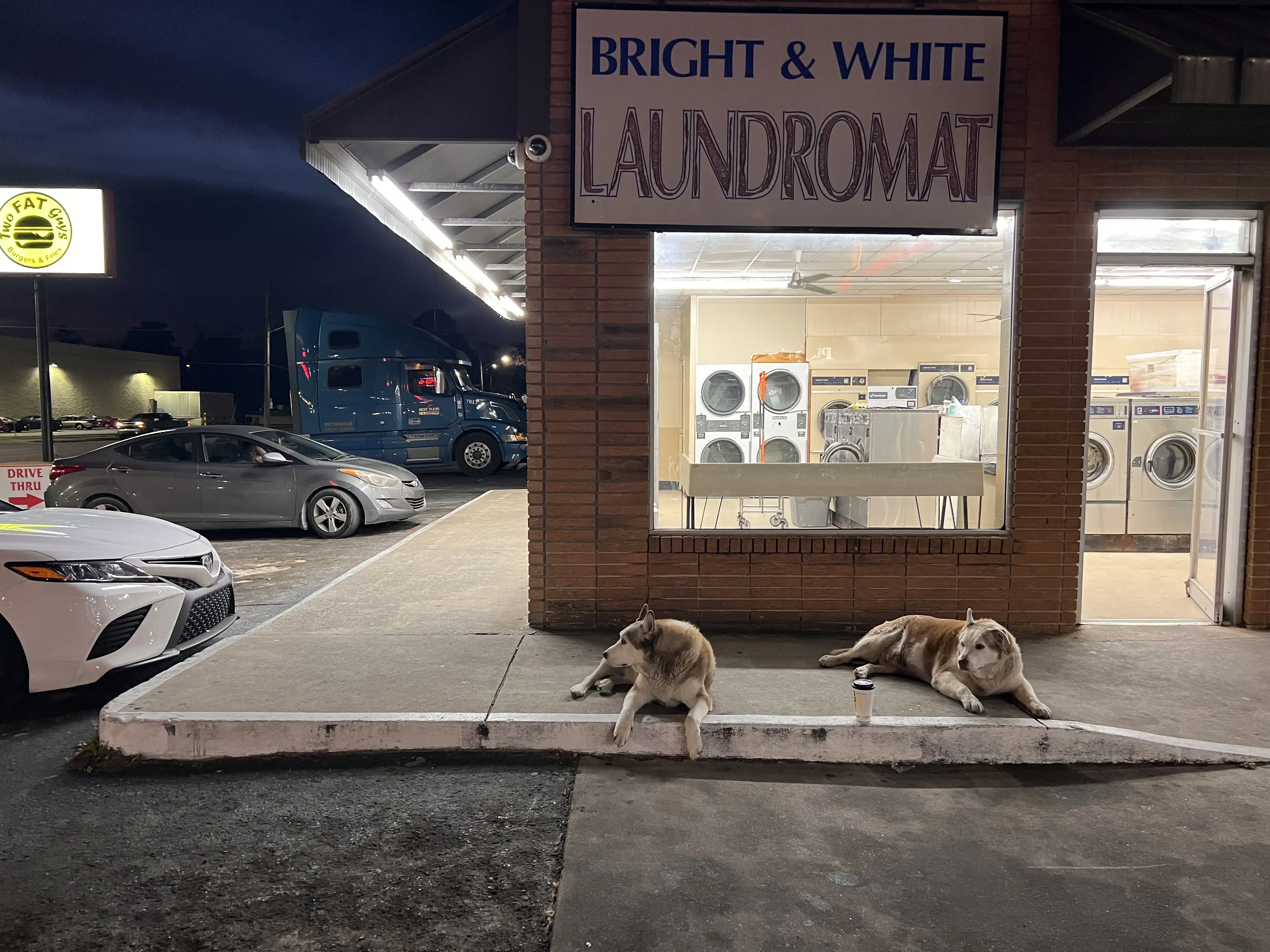 Bright & White LAUNDROMAT thumbnail 10