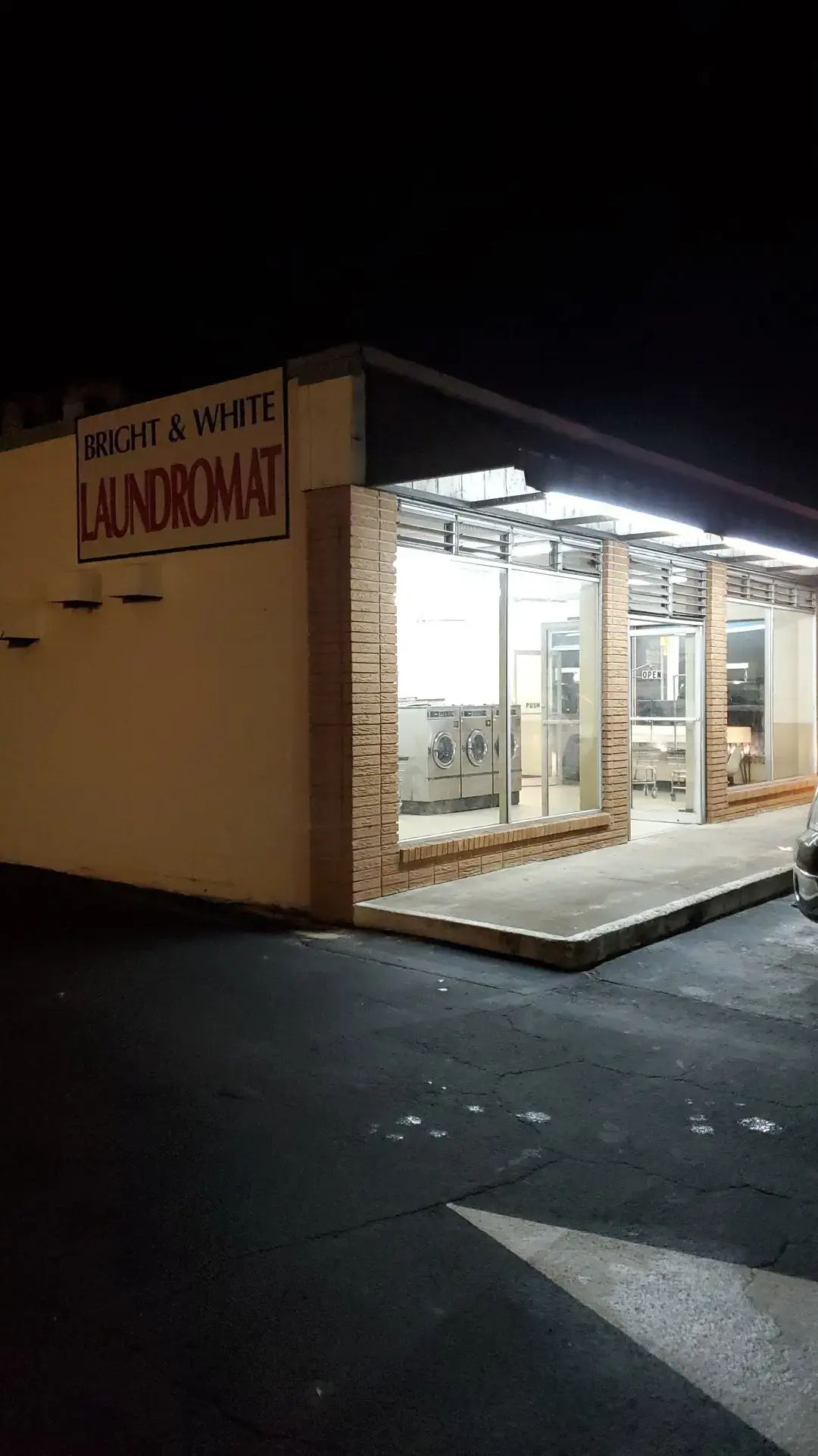 Bright & White LAUNDROMAT thumbnail 5