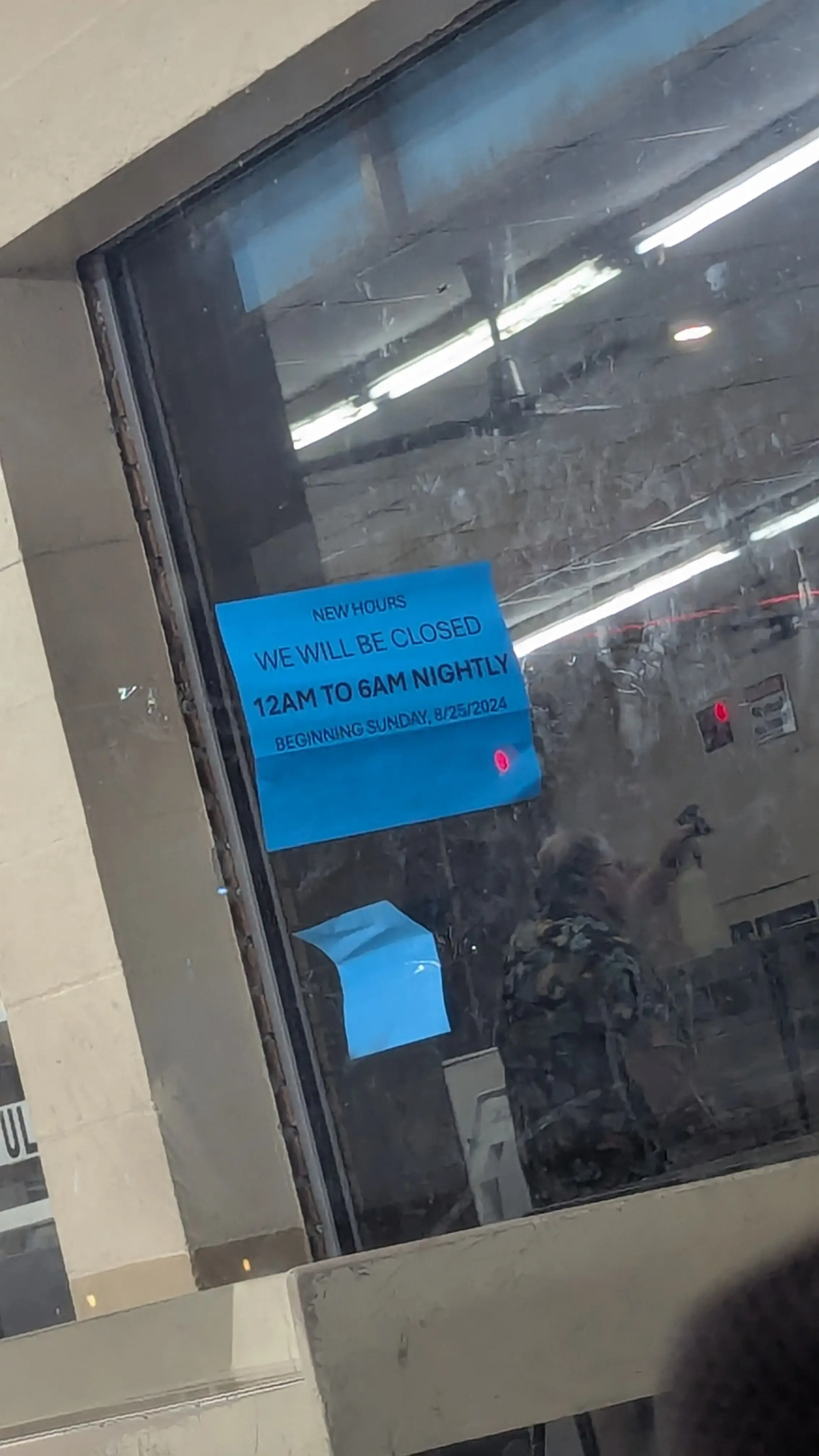 Bright & White LAUNDROMAT thumbnail 6