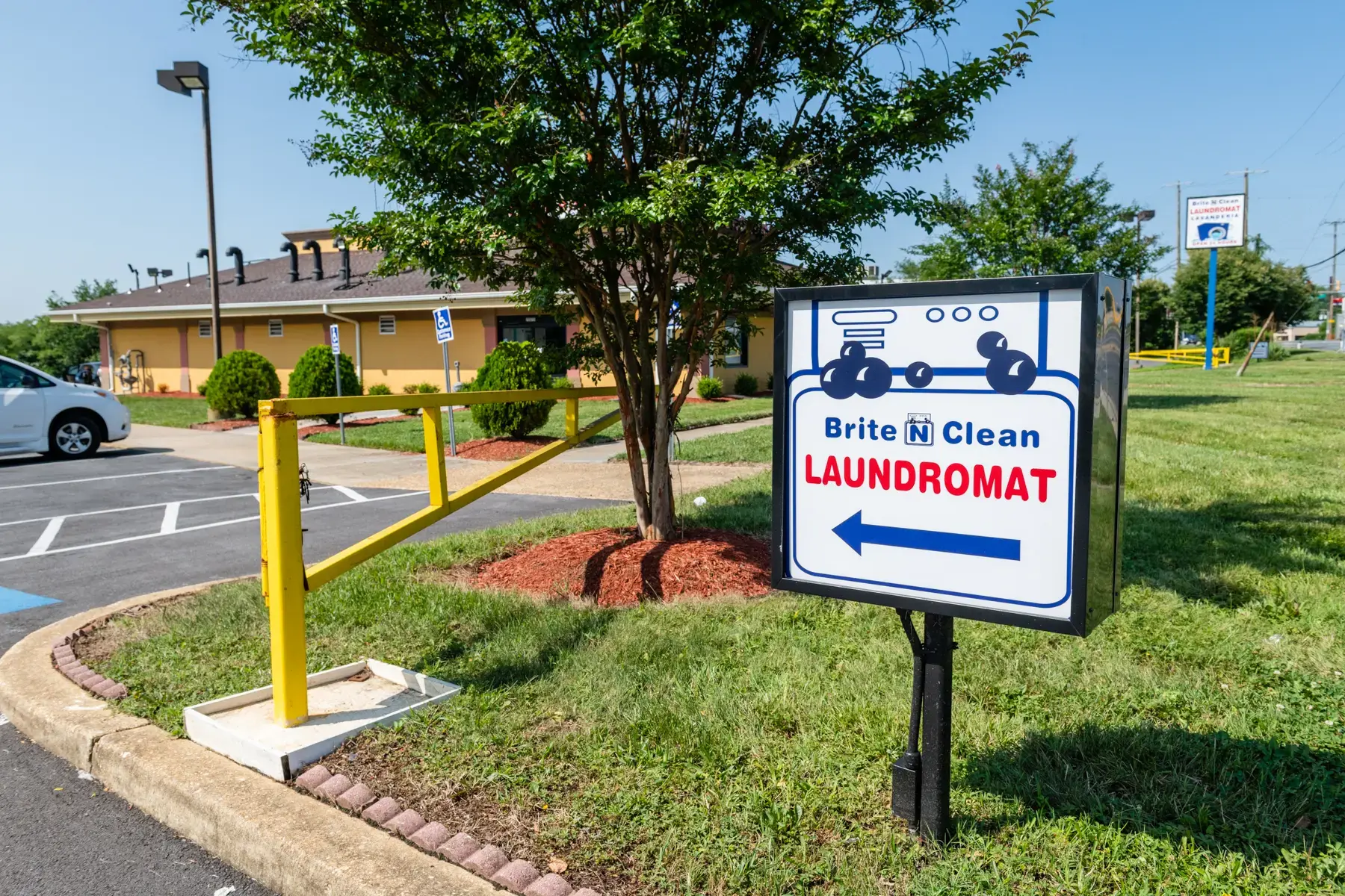 BRITE N CLEAN LAUNDROMAT thumbnail 5