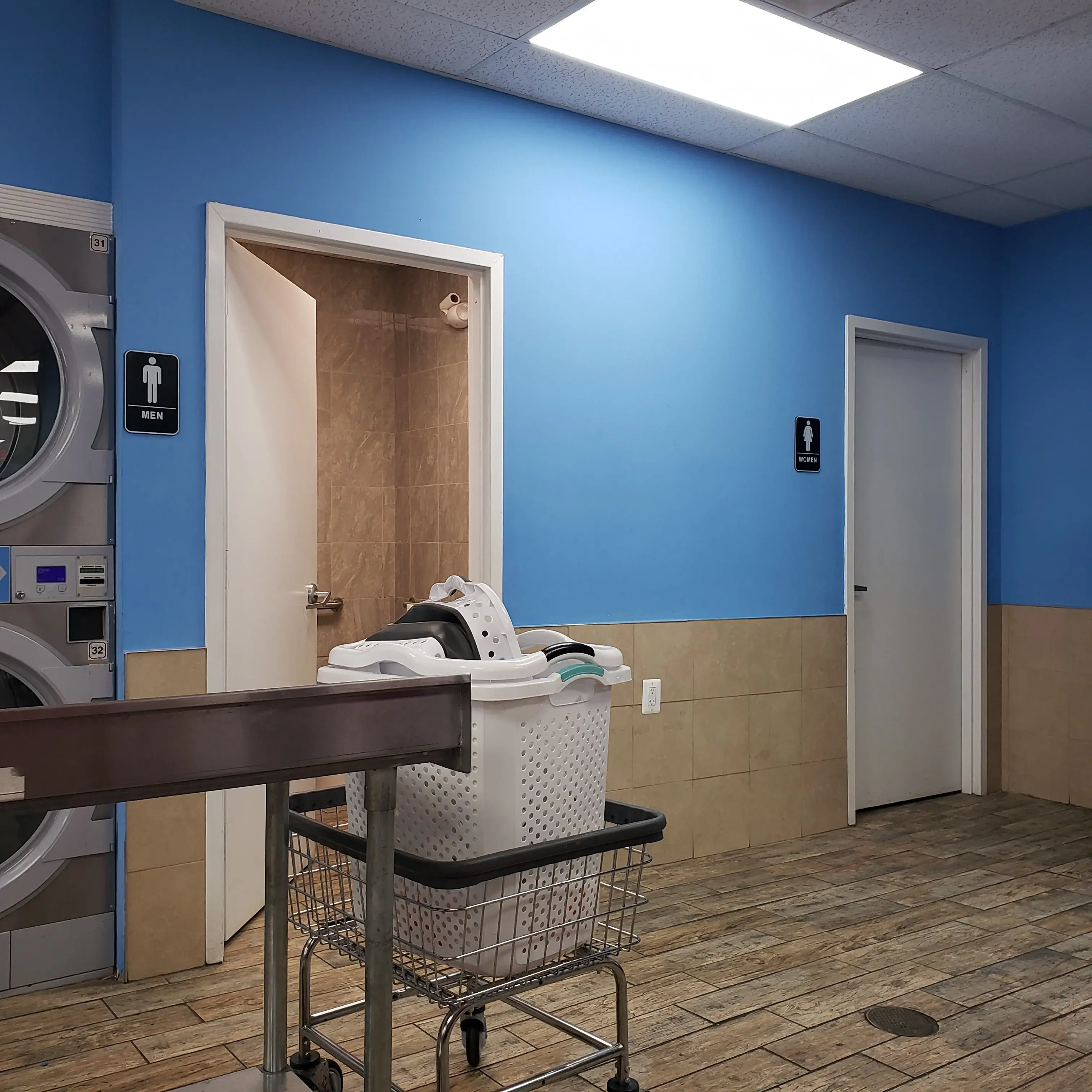 BRITE N CLEAN LAUNDROMAT - Image 12