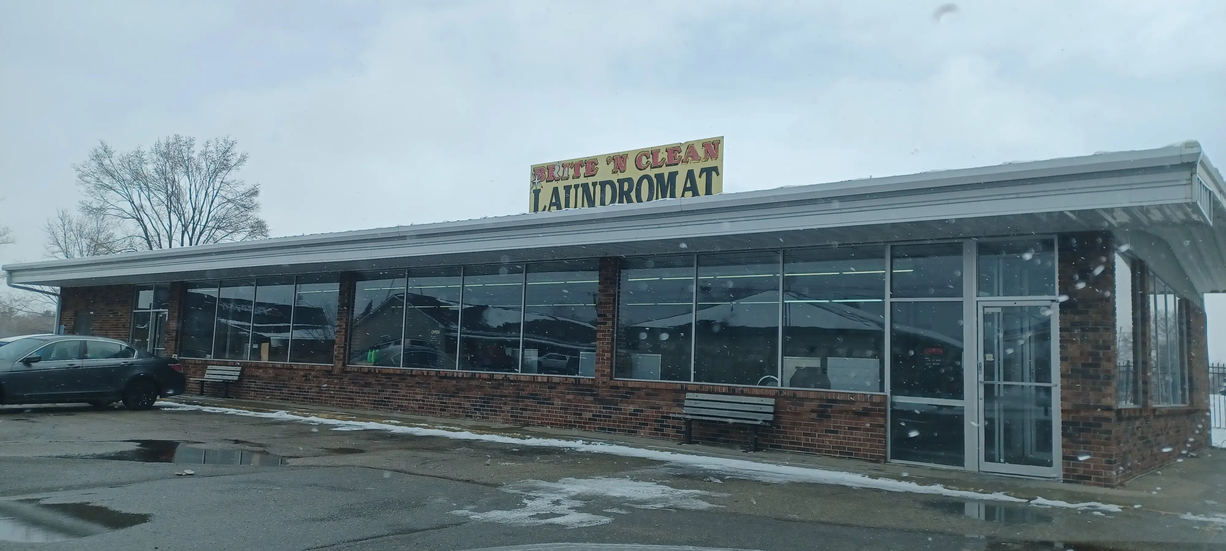 Brite N' Clean Laundromat Ludington - Image 4