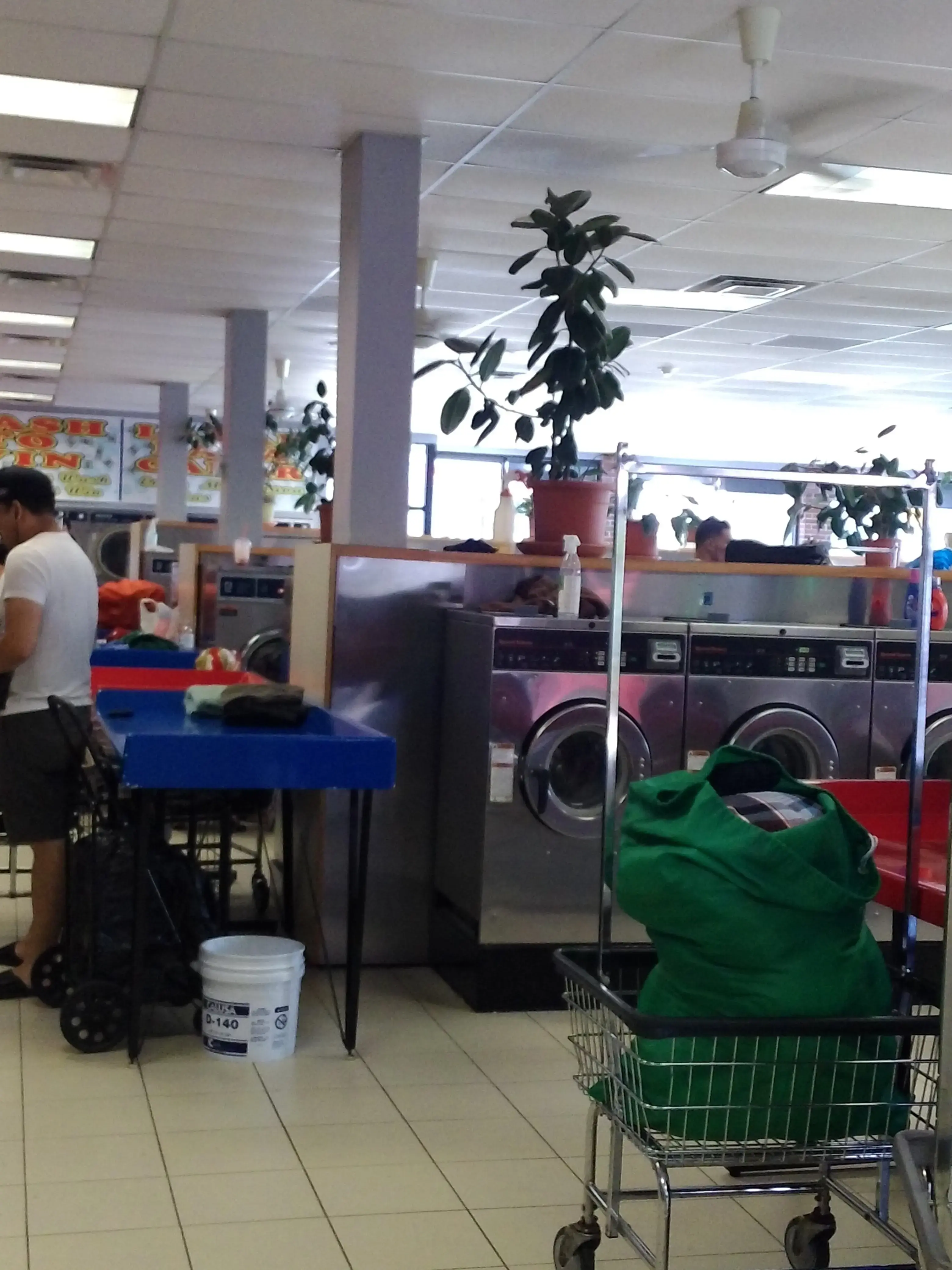 Broadway Laundromat - Image 15