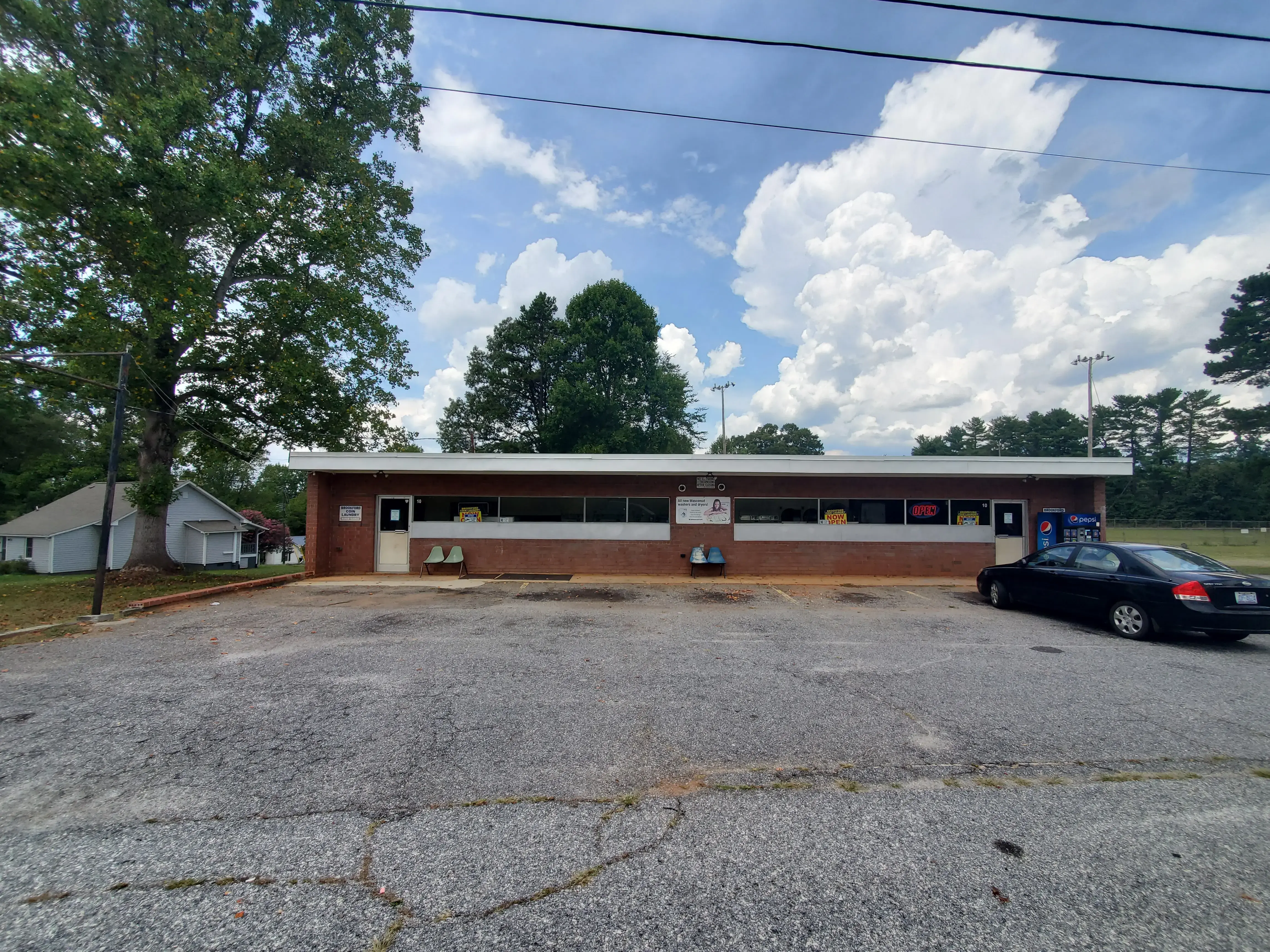 Brookford Coin Laundry - Image 6