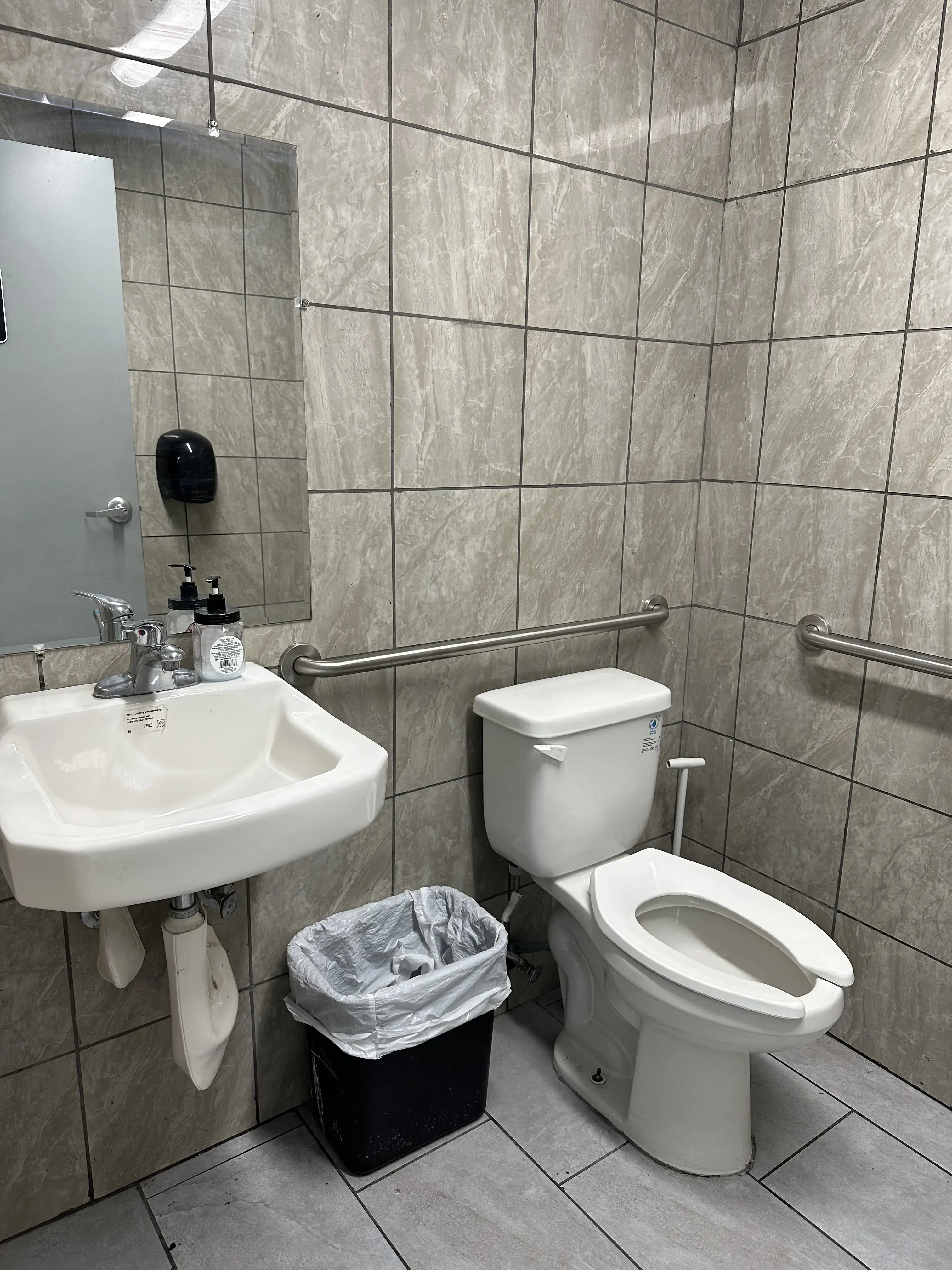 Bubble City Laundromat (Laundry Services) - Image 13