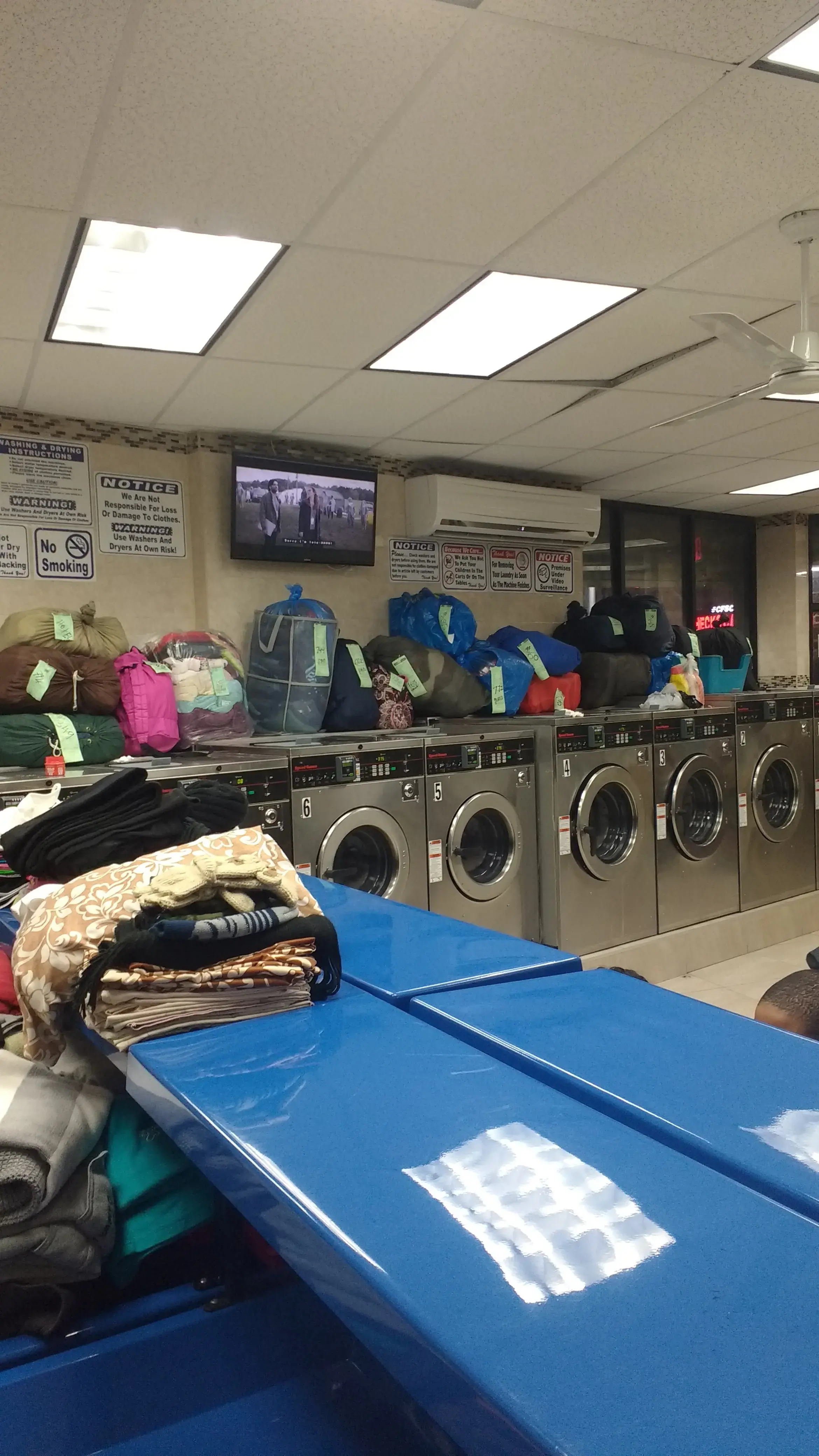 Bubble Land Laundromat & Dry cleaning - Image 14