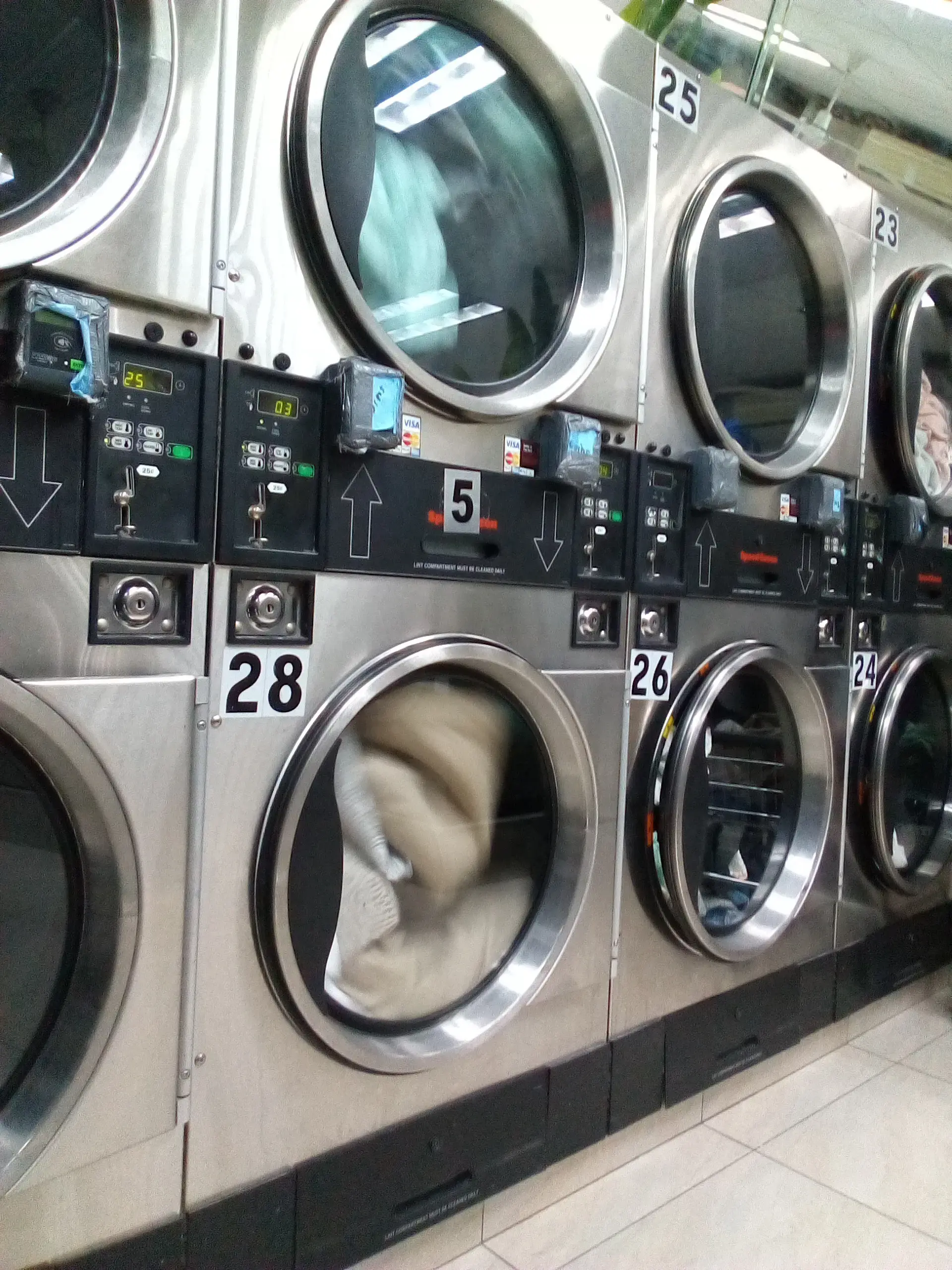 Bubble Land Laundromat & Dry cleaning - Image 3