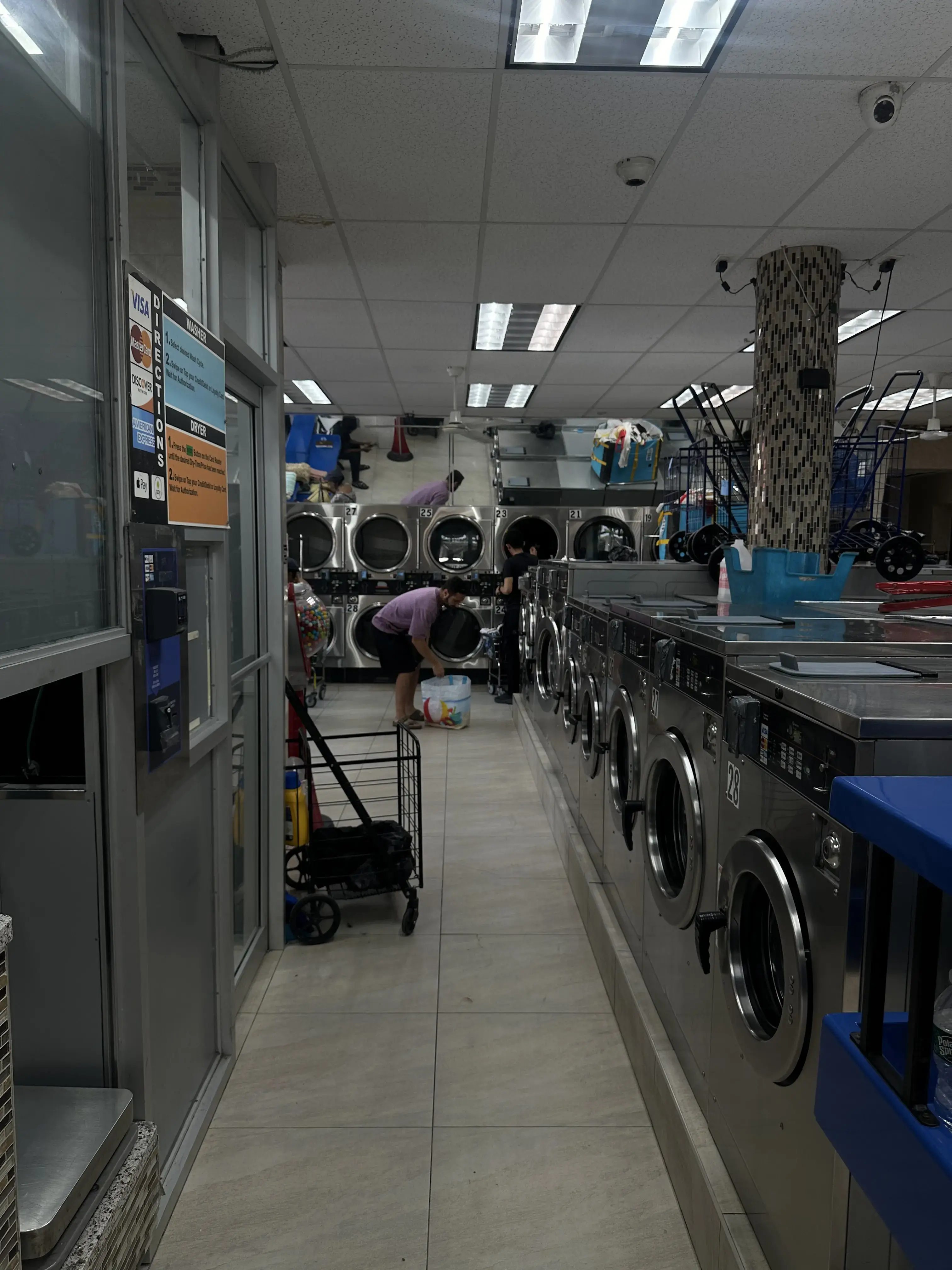 Bubble Land Laundromat & Dry cleaning - Image 16