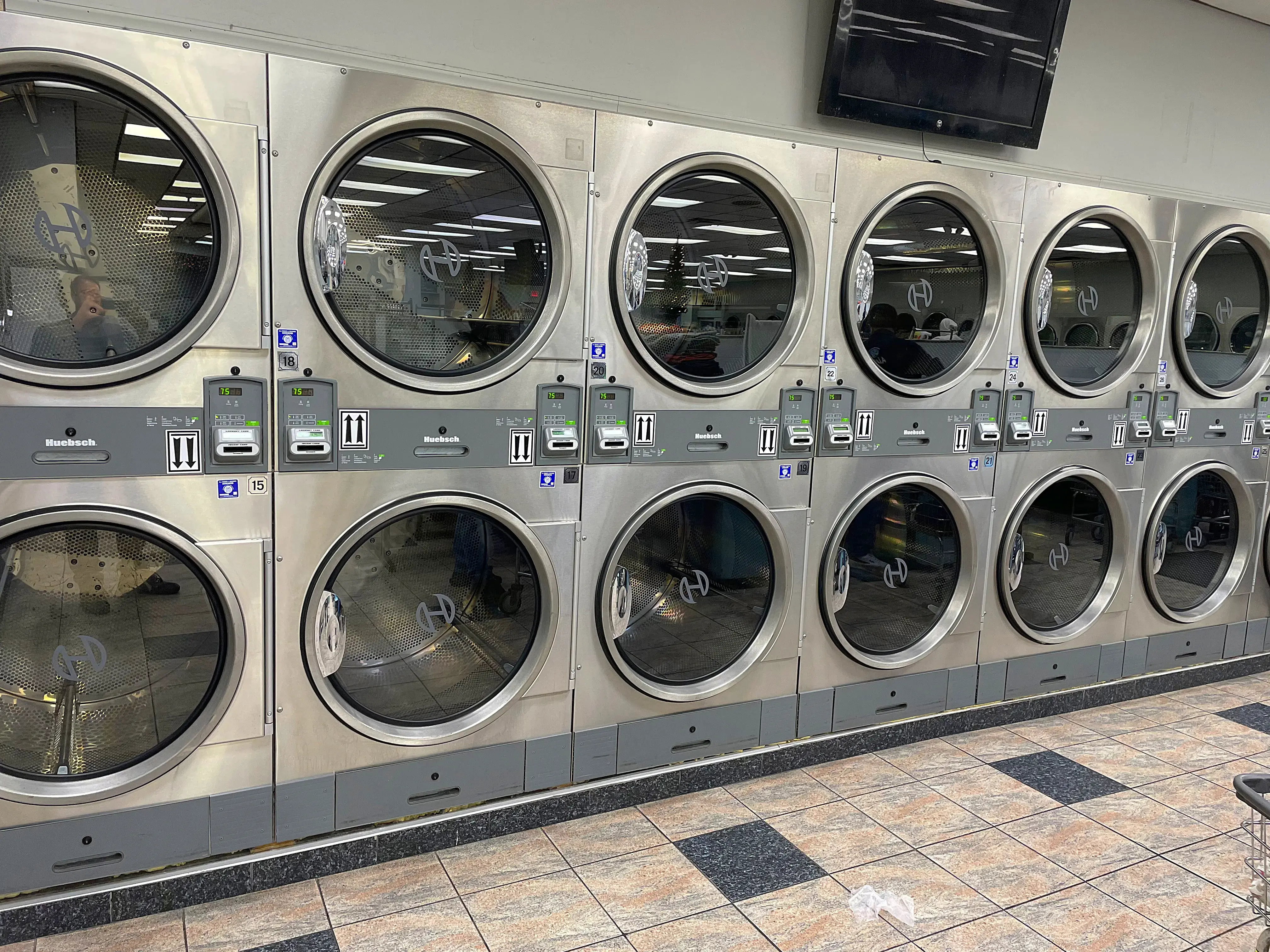 Bubbles 3 Laundromat - Image 3