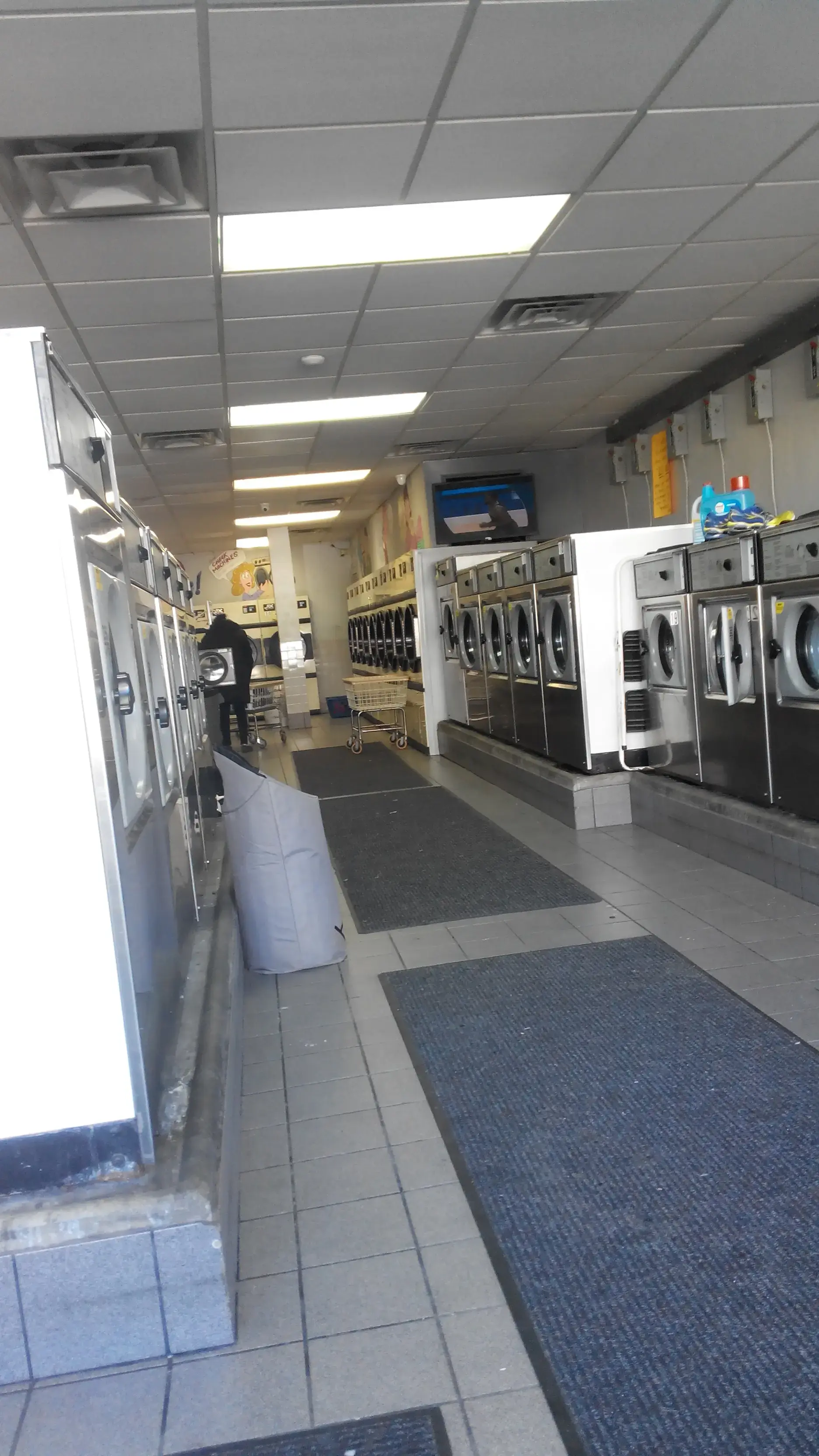 Bubbles and Beyond Laundromat thumbnail 17