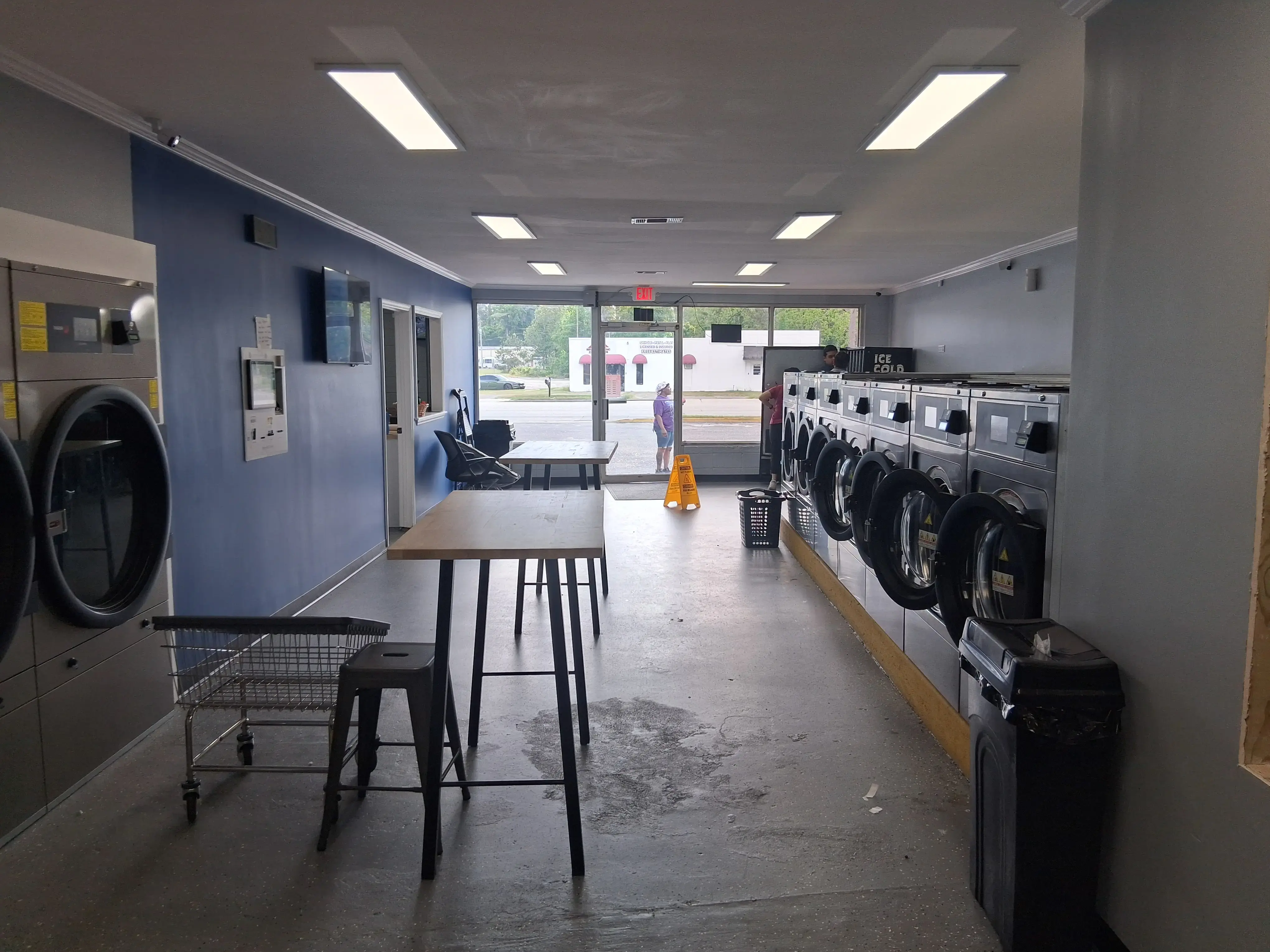 Bubbles & Beyond Laundromat - Image 20