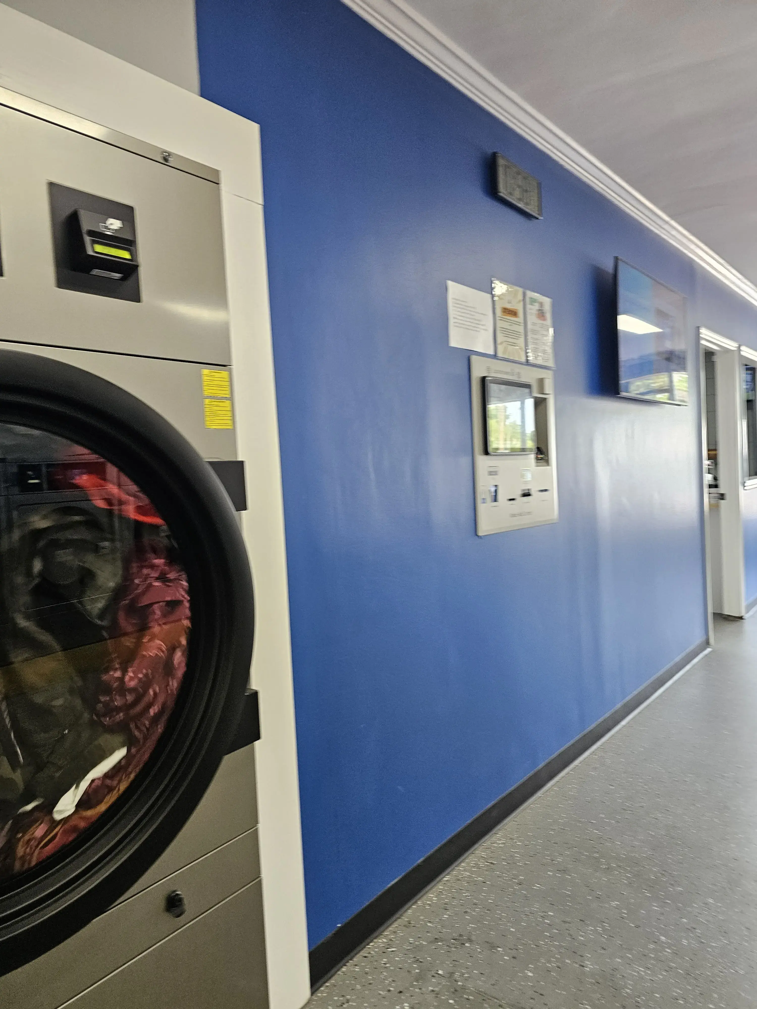 Bubbles & Beyond Laundromat - Image 18