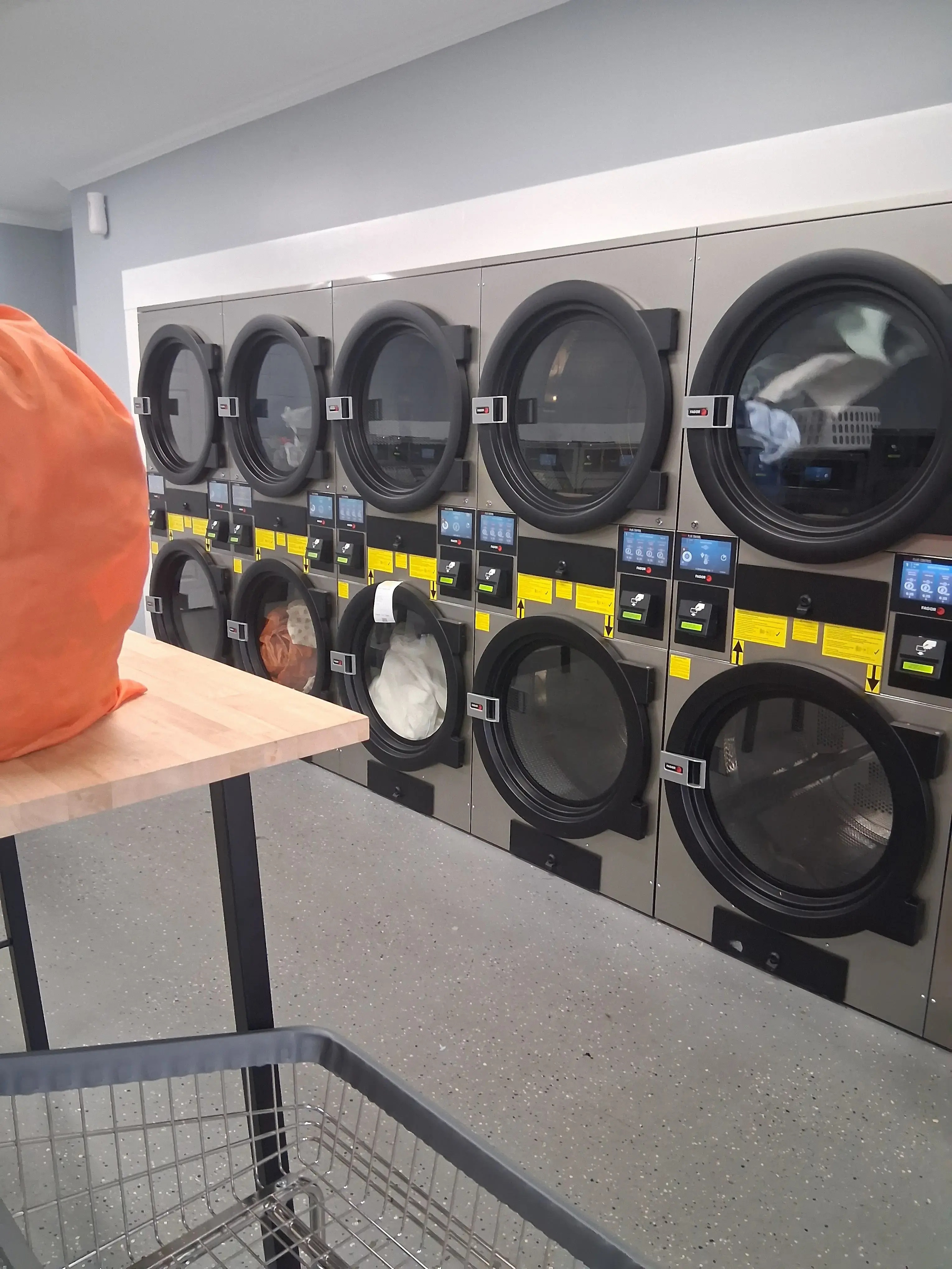 Bubbles & Beyond Laundromat thumbnail 11