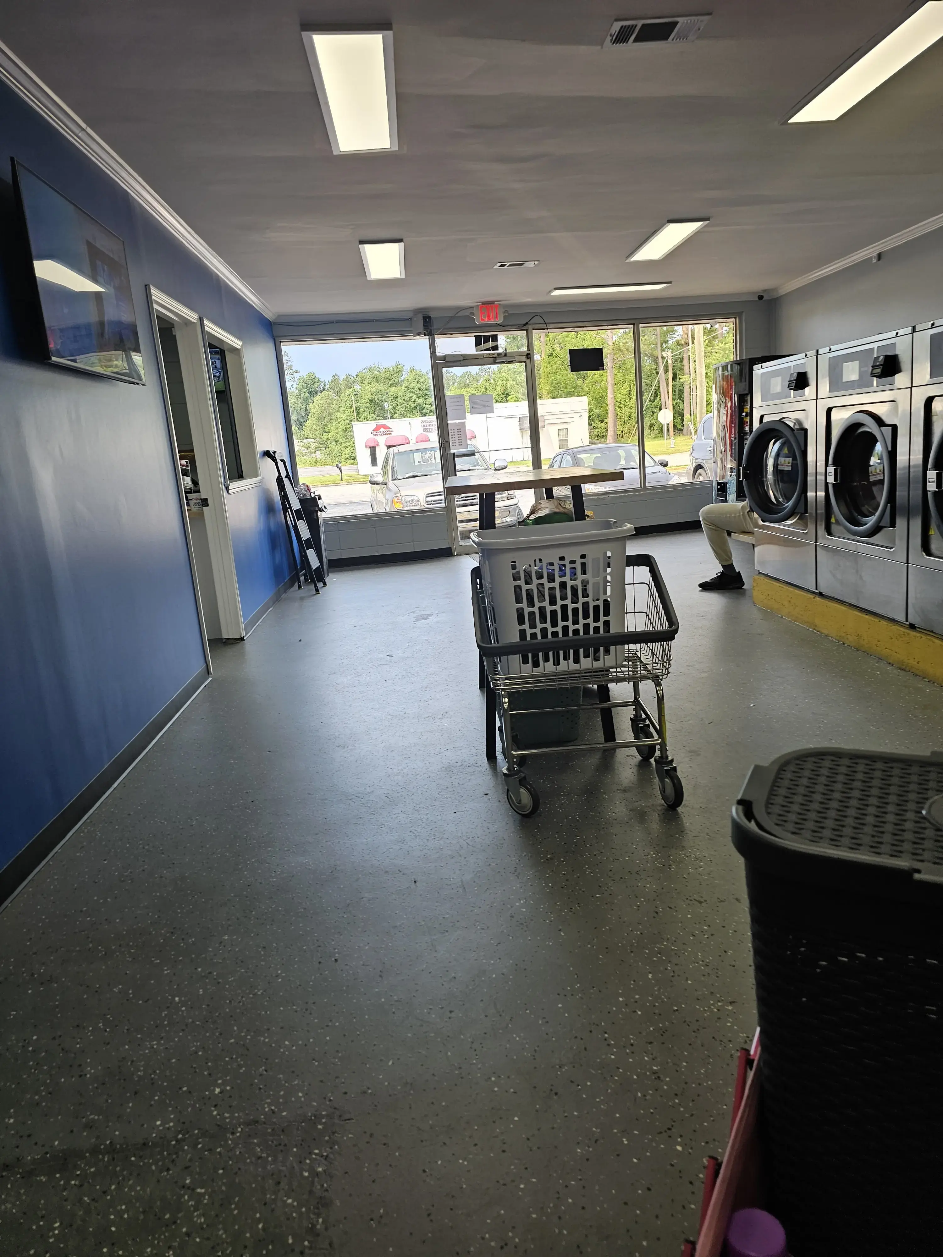 Bubbles & Beyond Laundromat - Image 16