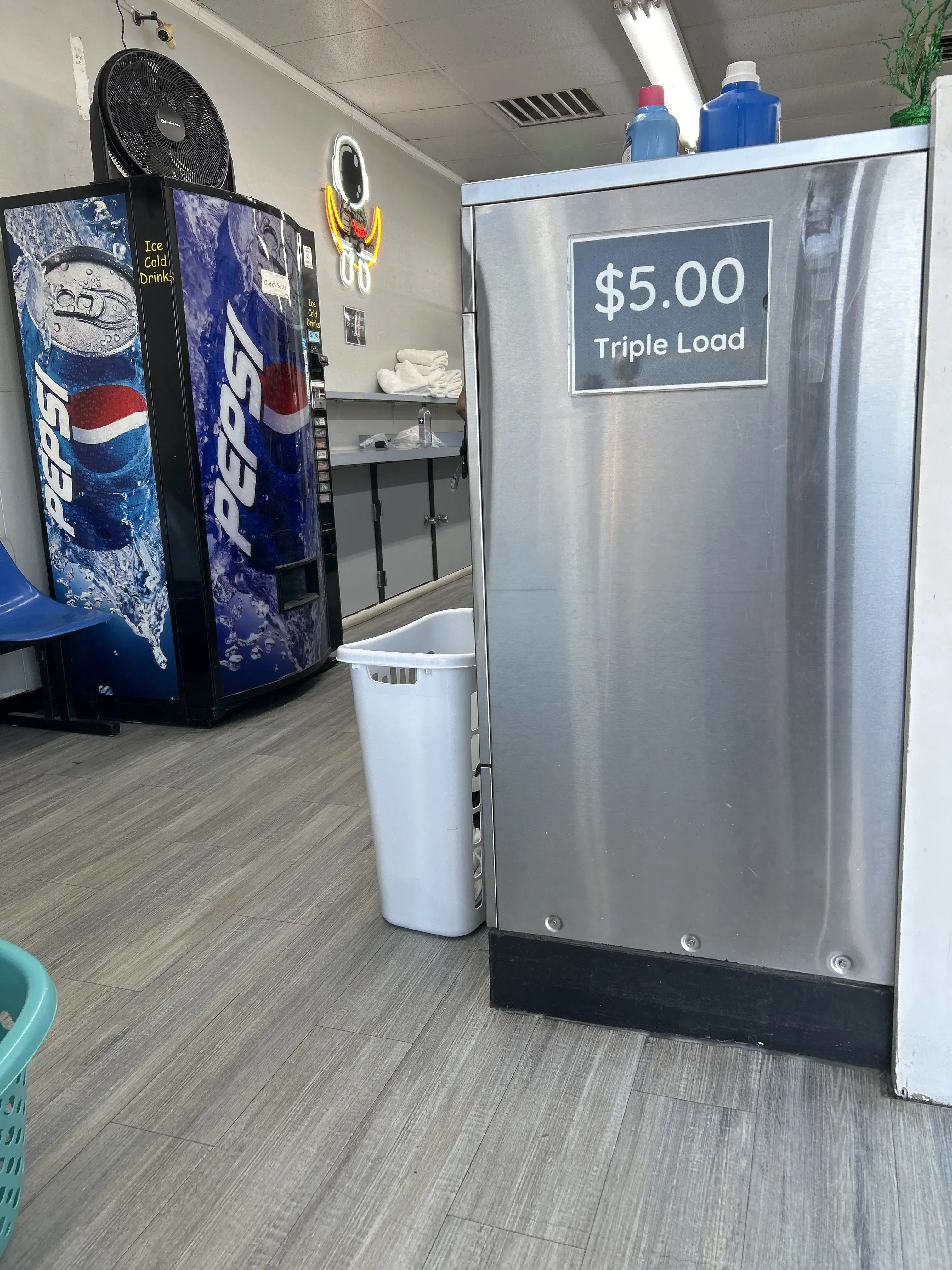 Bubbles & Bleach Laundromat and Wash & Fold Service thumbnail 17