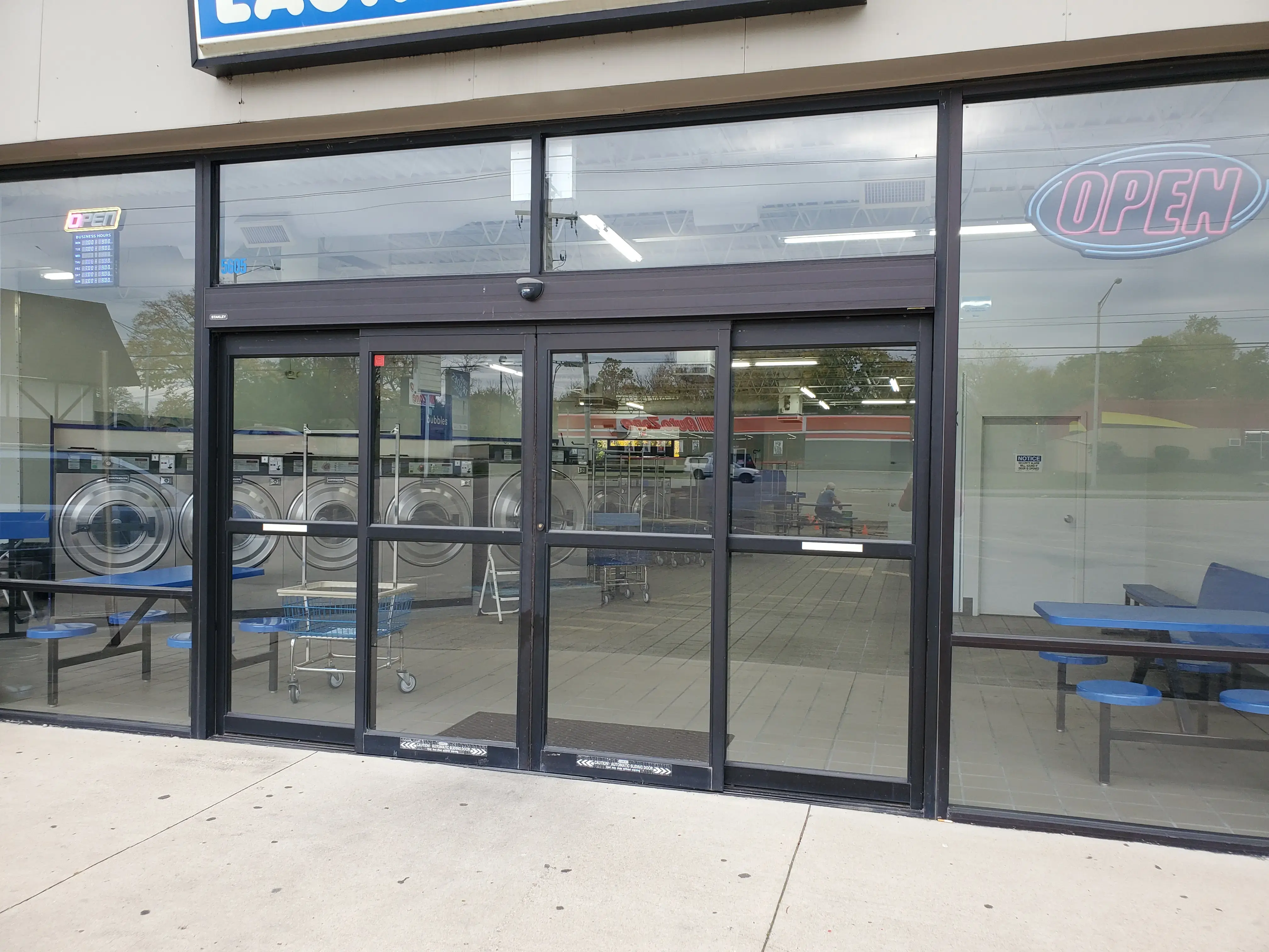 Bubbles Laundromat - Image 7