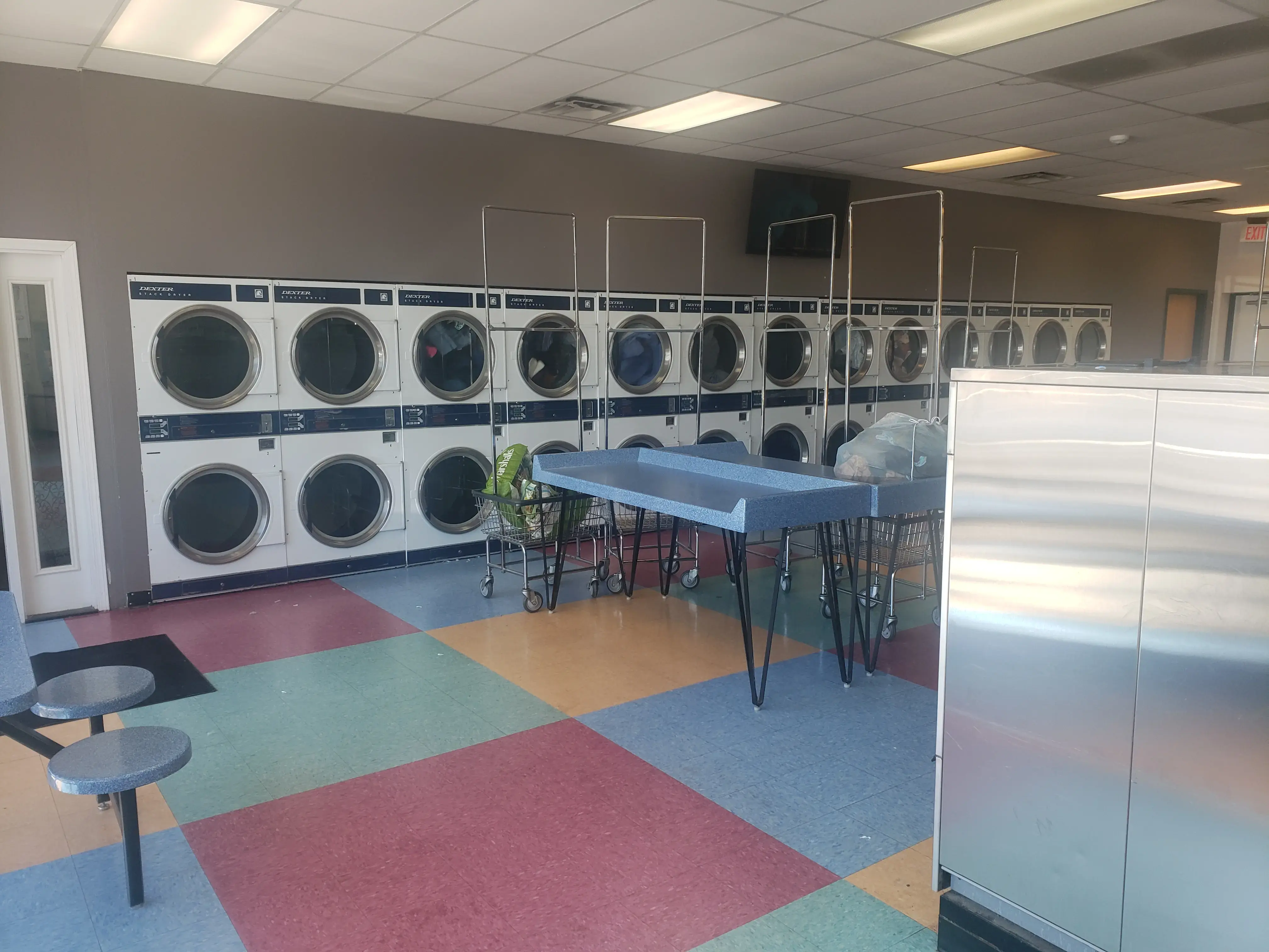 Bubbles-R-Us Laundromat - Image 13