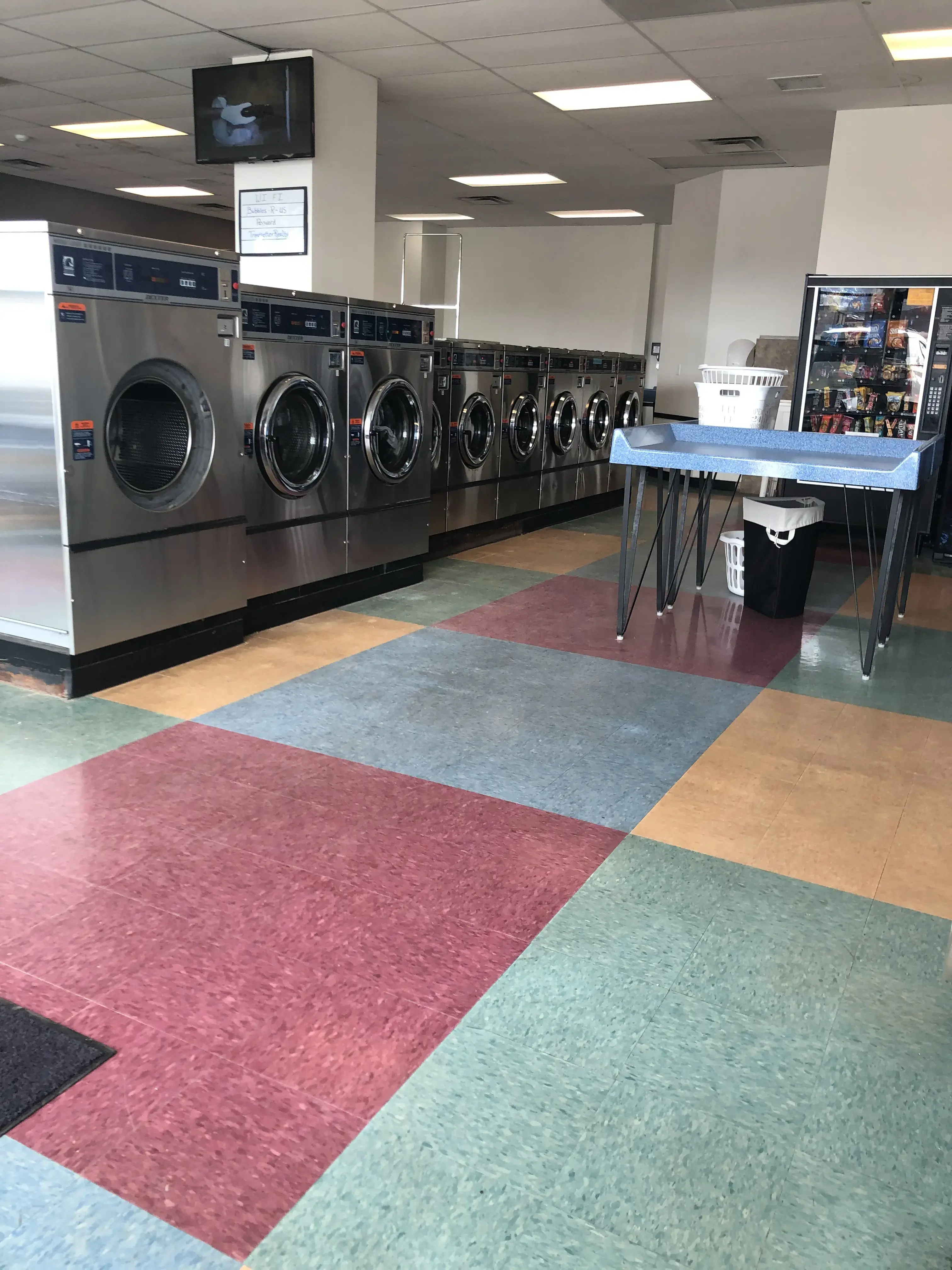 Bubbles-R-Us Laundromat - Image 17