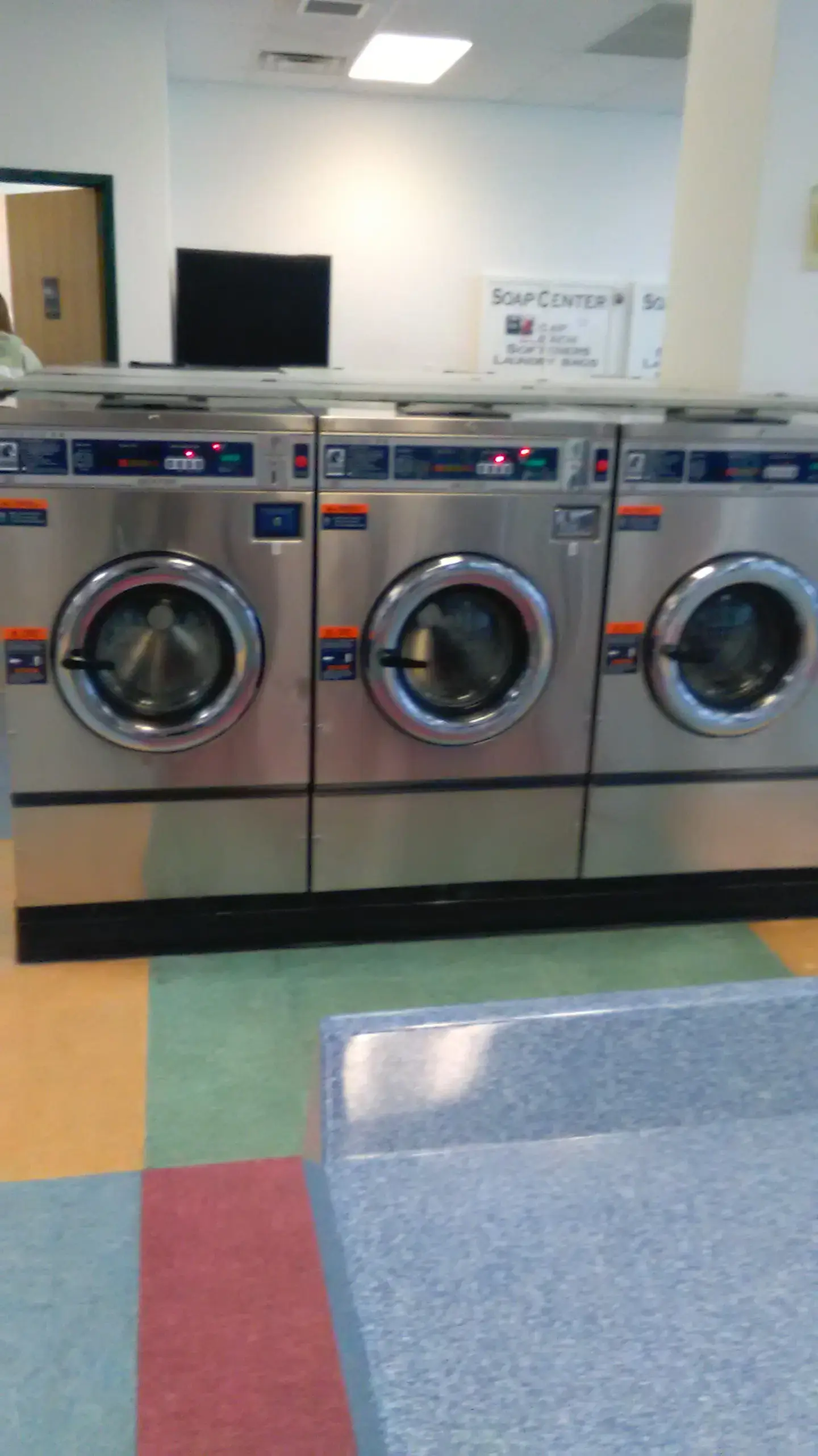 Bubbles-R-Us Laundromat - Image 14