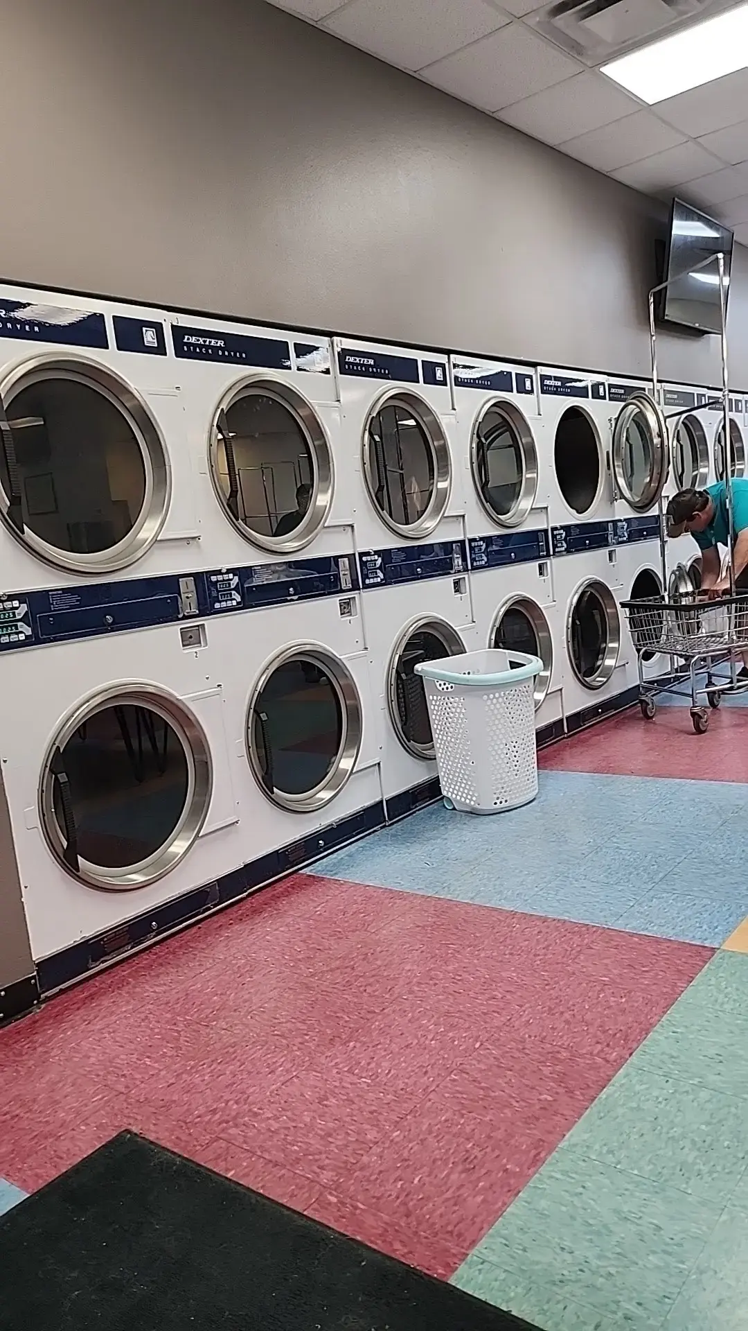 Bubbles-R-Us Laundromat - Image 16