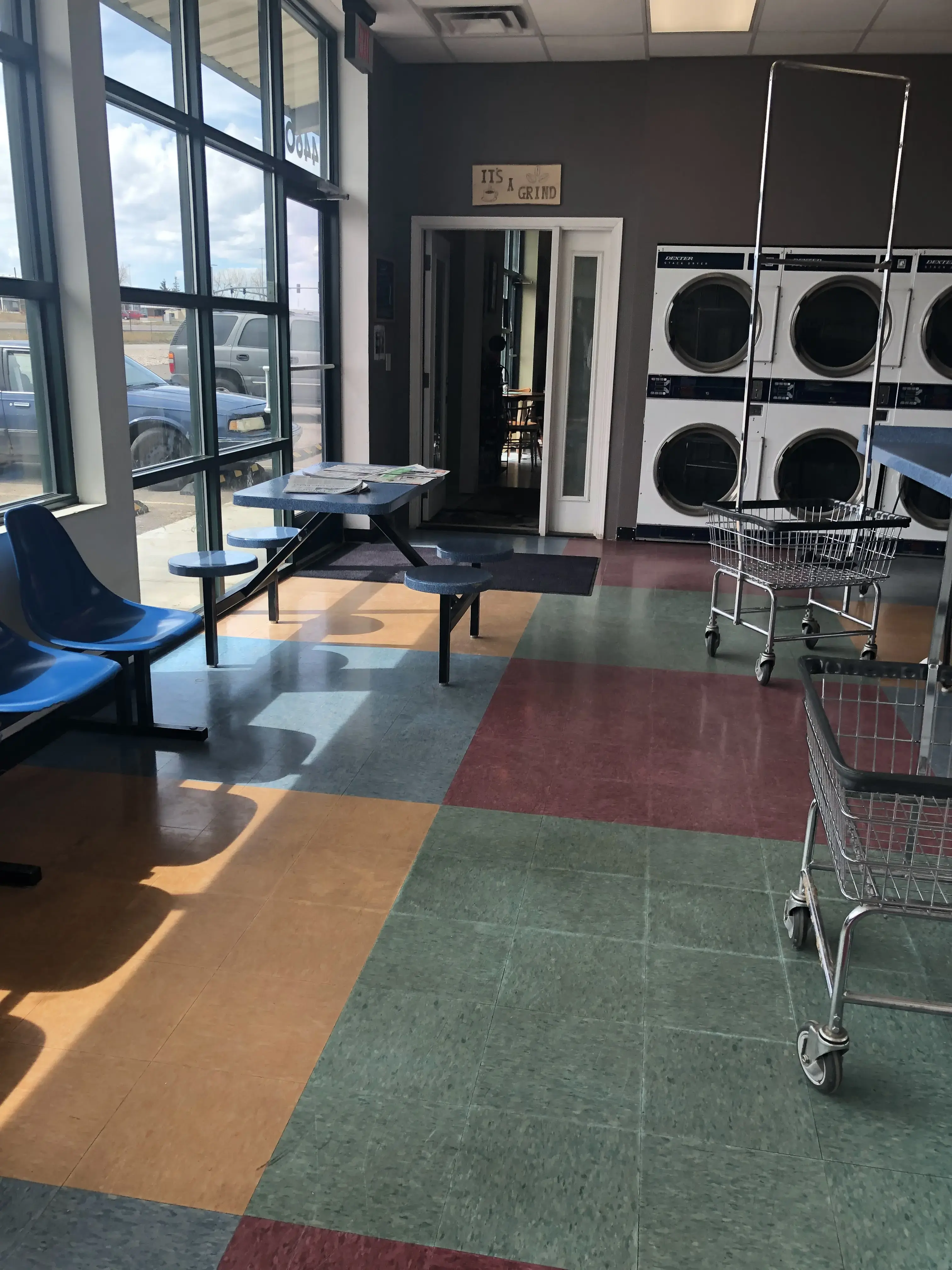 Bubbles-R-Us Laundromat - Image 2