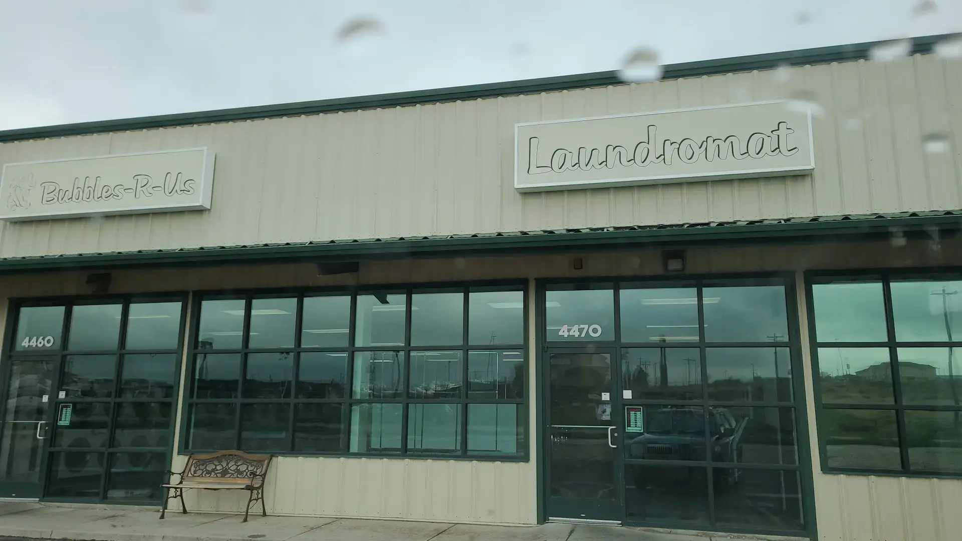 Bubbles-R-Us Laundromat - Image 6