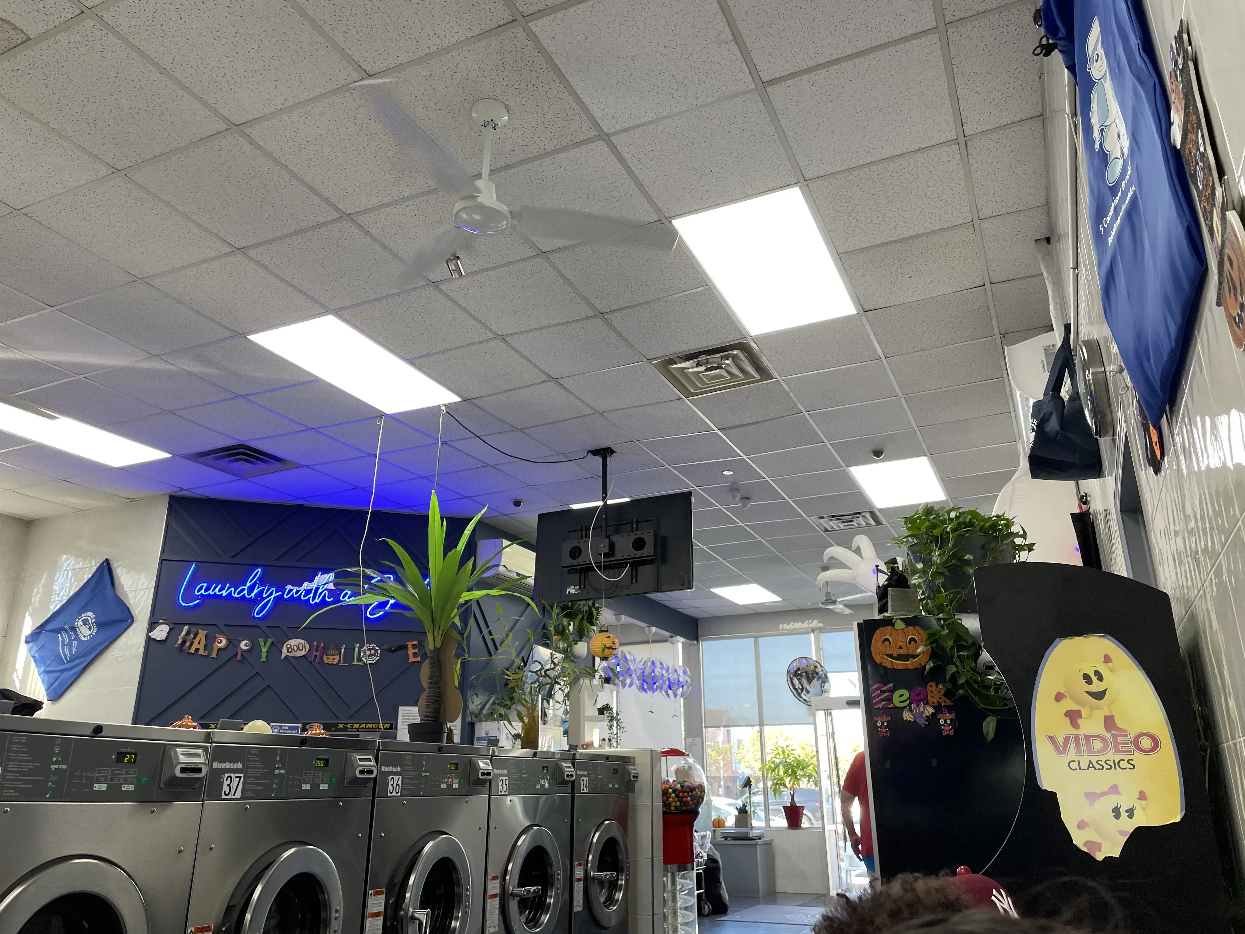 Bubbles & Suds Laundromat thumbnail 3