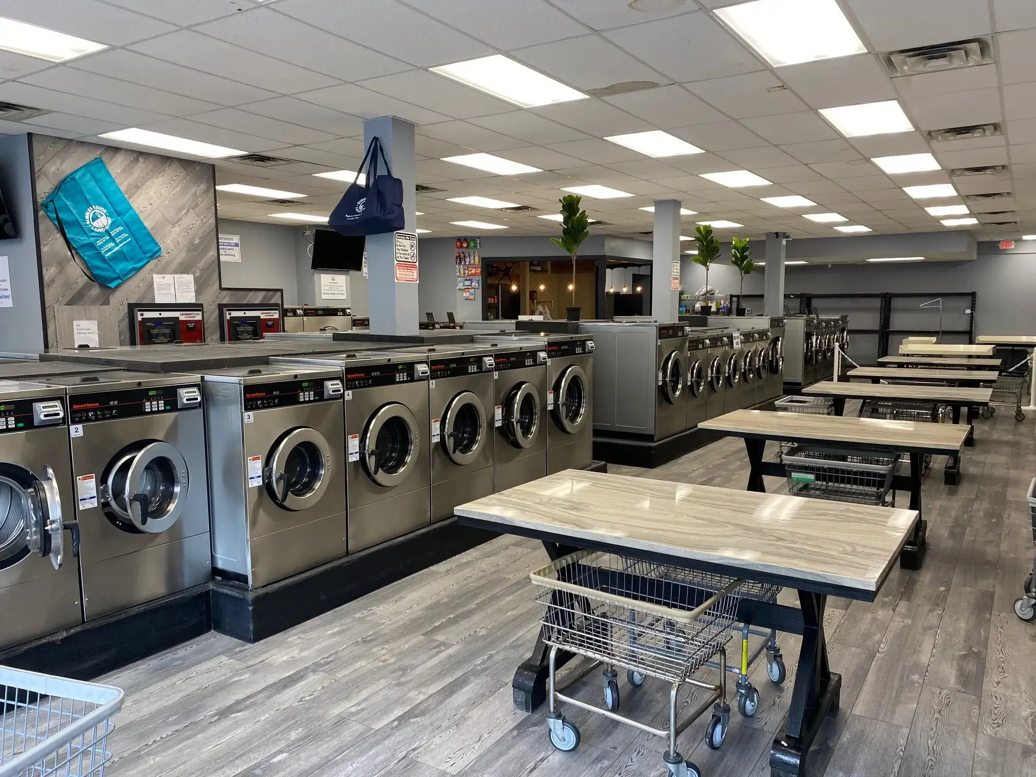 Bubbles & Suds Laundromat thumbnail 9