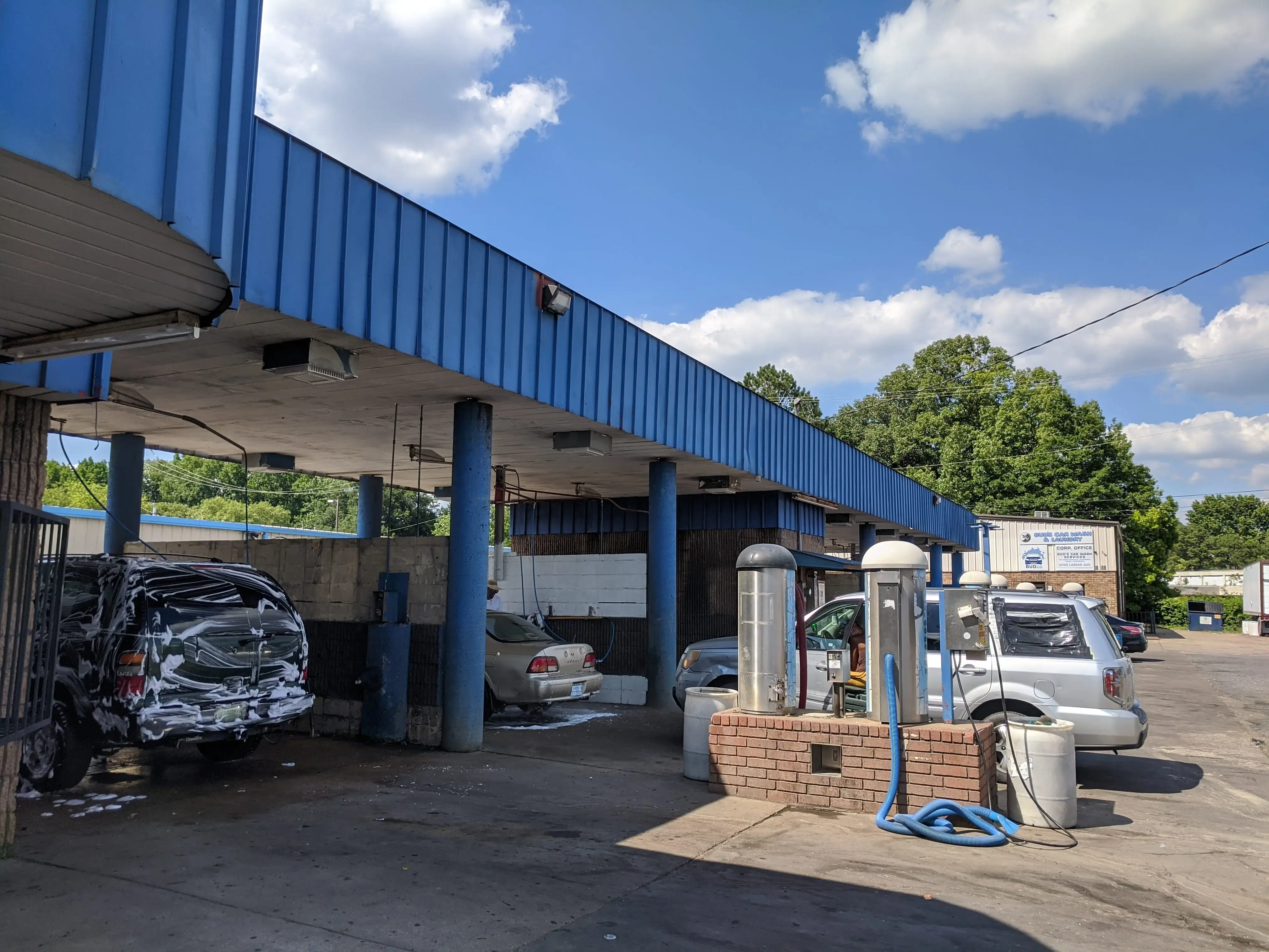 Bud’s Car Wash and Laundry thumbnail 3