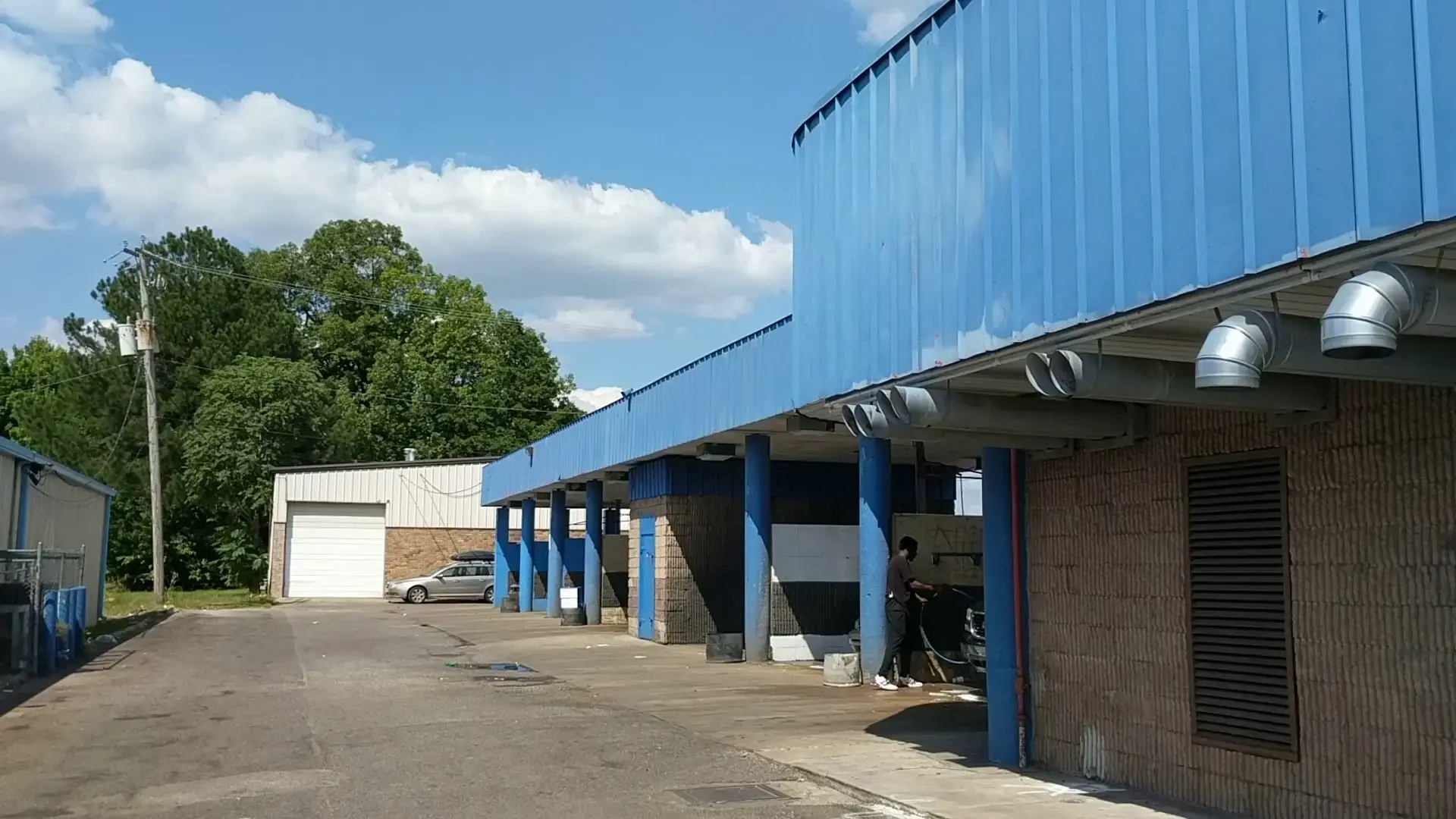 Bud’s Car Wash and Laundry thumbnail 8