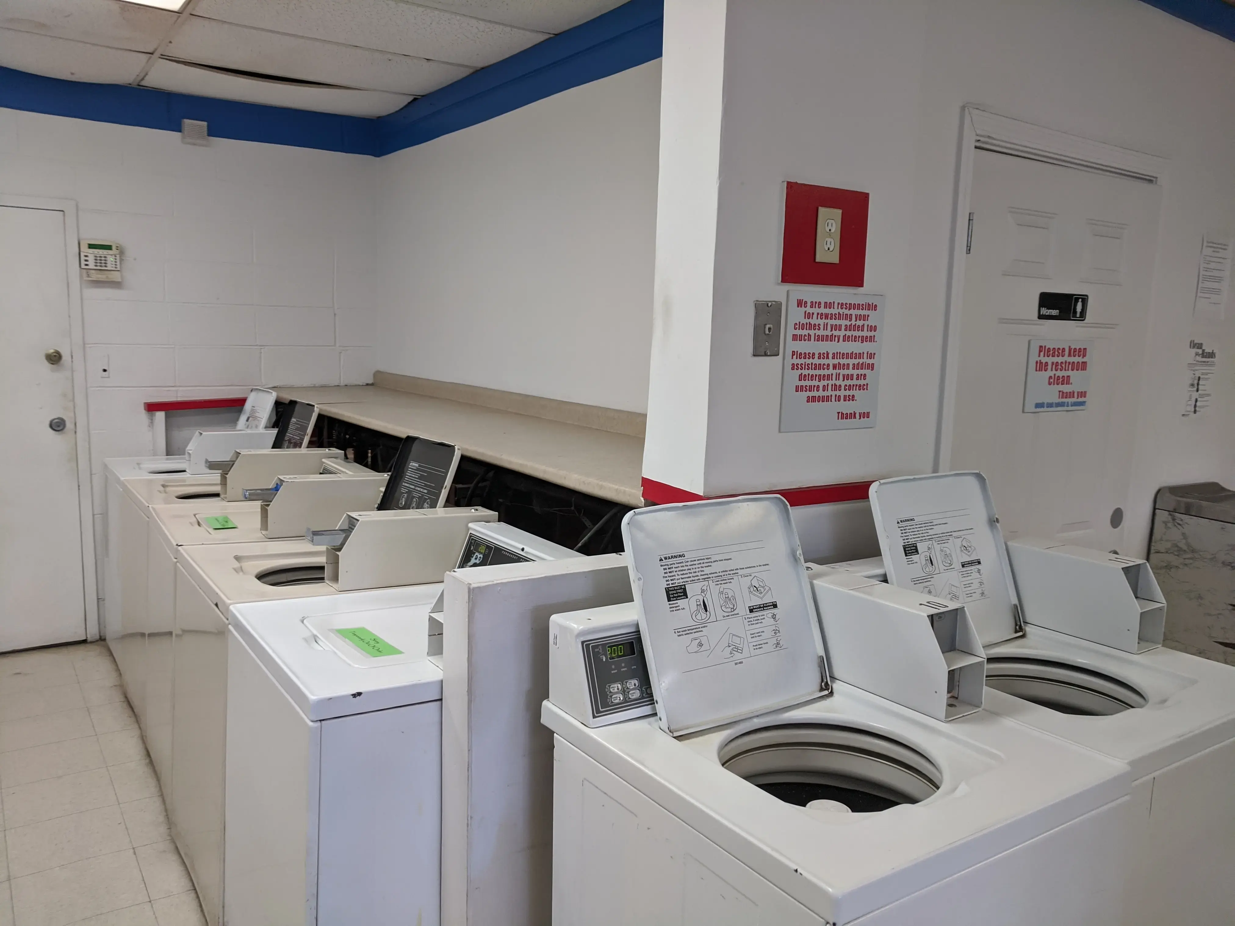 Bud’s Car Wash and Laundry thumbnail 12