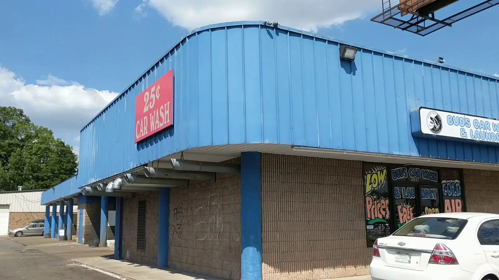 Bud’s Car Wash and Laundry thumbnail 2