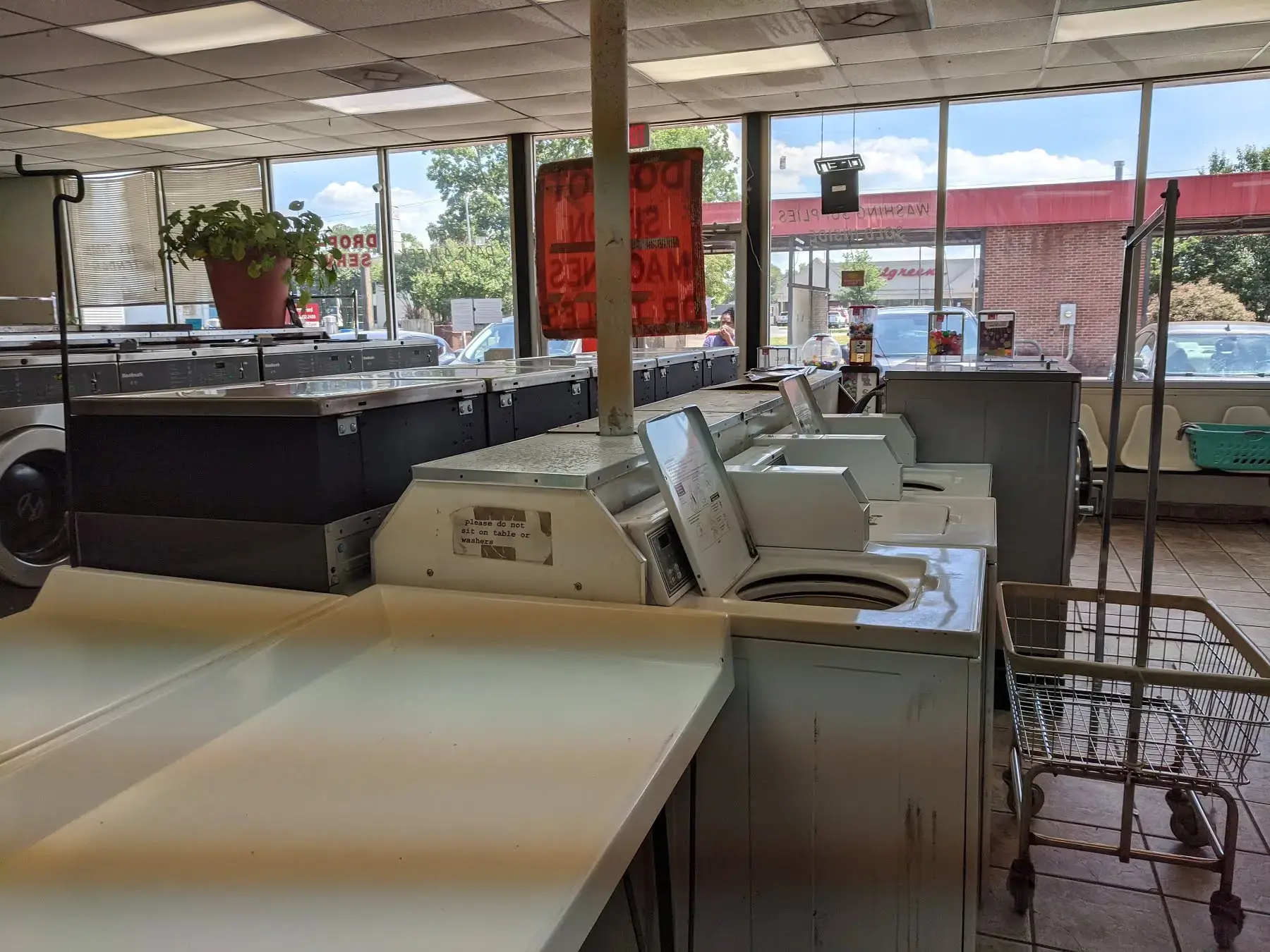 Bud's Car Wash and Laundry - Image 5