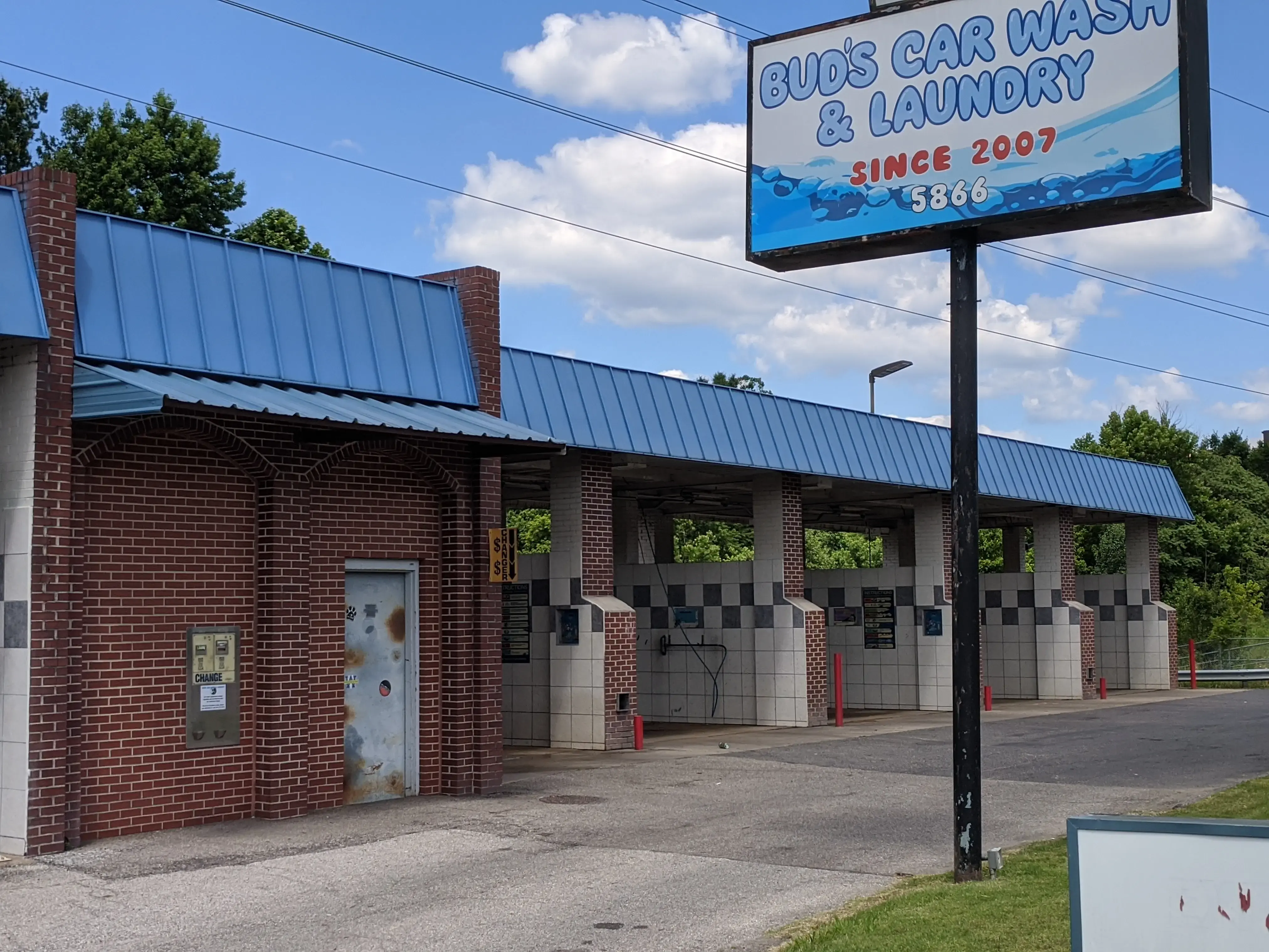 Bud's Car Wash and Laundry thumbnail 2