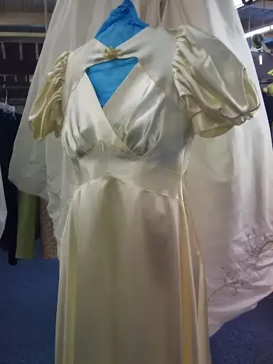 Bud's Dry Cleaning - Image 7