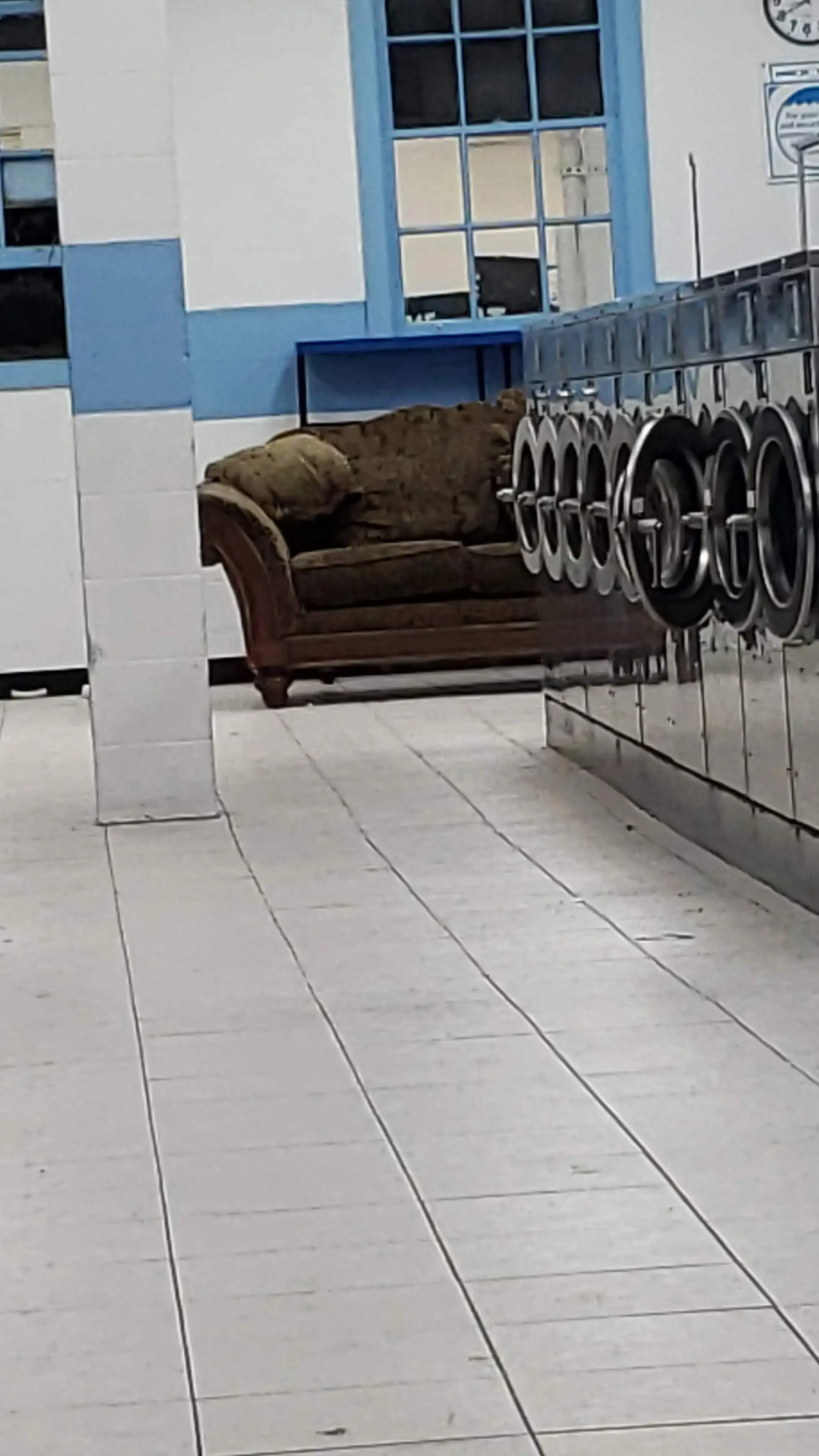 Burlingame Laundromat - Image 16